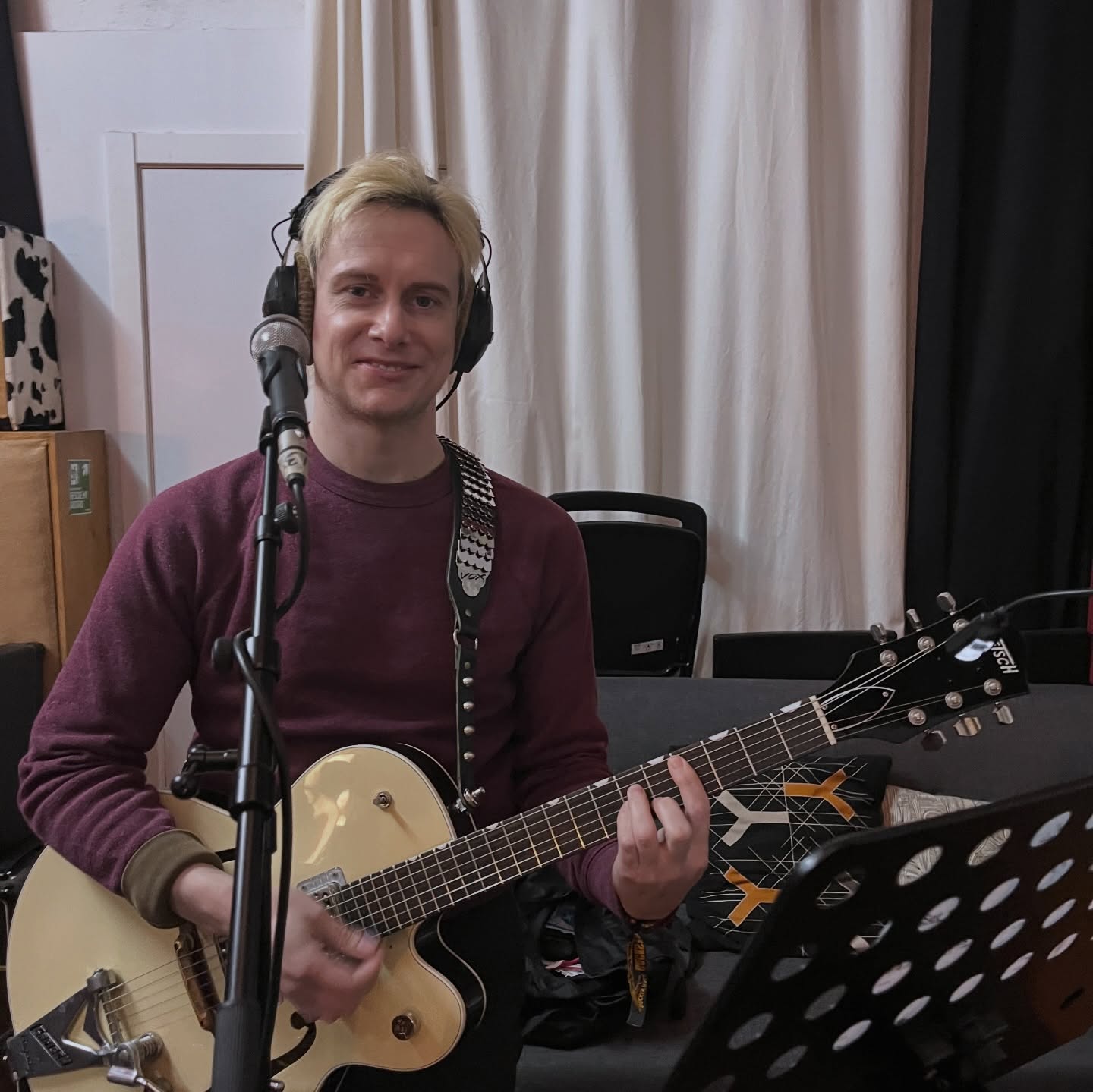 The Reckless Ones son la tercera banda que graba para Sleazy Records tras su paso por la @rockinracejamboree_oficial. La banda de Los Ángeles registraron dos temas y dieron muestra de su energía y su habilidad para combinar los sonidos más clásicos del rock and roll con registros más modernos.
Un placer trabajar con ellos y deseando mezclarlo.
#rootsmusic #rockandroll #rockabillymusic @rockinracejamboree_oficial @sleazyrecords @recklessones #recordingstudio