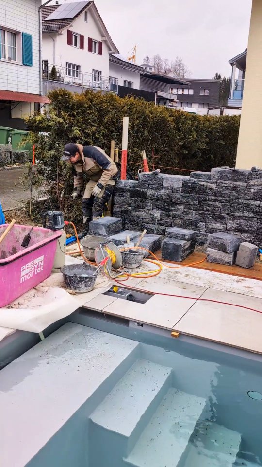 Eine Poolanlage endet nicht am Beckenrand.🏊🔚
Mit einer Betonmauer im Wechselschicht-Mauerwerk entsteht Tiefe, Struktur und und zeitlose Eleganz – perfekt als Rückhalt für moderne Poolanlagen.🧱🛠️
👉 Pool & Umgebung aus einer Hand.
#poolbauer #pooldesign #beton #mauerwerk #poolinspiration