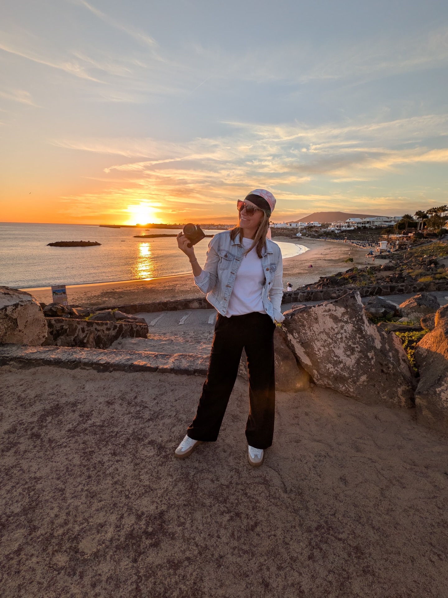 Lanzarote photo dump ☀️
Genau vor einem Jahr hab ich mein Leben umgekrempelt, meinen Konzernjob gekündigt, um Unternehmerin zu werden.
Vor einem Jahr hab ich vom ‚Neustart-Urlaub‘ auf Fuerteventura gepostet und mich dabei gefragt: war das die richtige Entscheidung? Ist das Risiko zu hoch?
Ein Jahr ist vergangen, ich bin seit einigen Monaten Unternehmerin. Mit Ups and Downs. Aber ich weiß jetzt: es war die richtige Entscheidung. Ich liebe es, Unternehmerin zu sein ✨
Wir hatten eine super feine Woche im warmen Wetter auf Lanzarote. Jetzt geht’s wieder voller Energie weiter!
#lanzarote #urlaub #unternehmerin #visualstorytelling