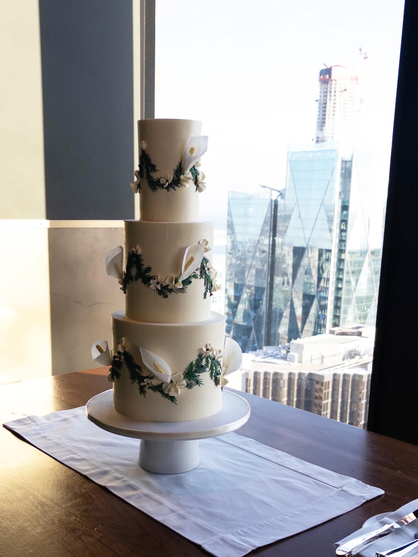 Calla lilies, garlands, and an amazing view at @canoerestaurant for Melissa & Rahul 🤍
#paletteandpetalcakes #torontoweddings #weddingcakes #weddingcakeinspiration #weddingcakedesign