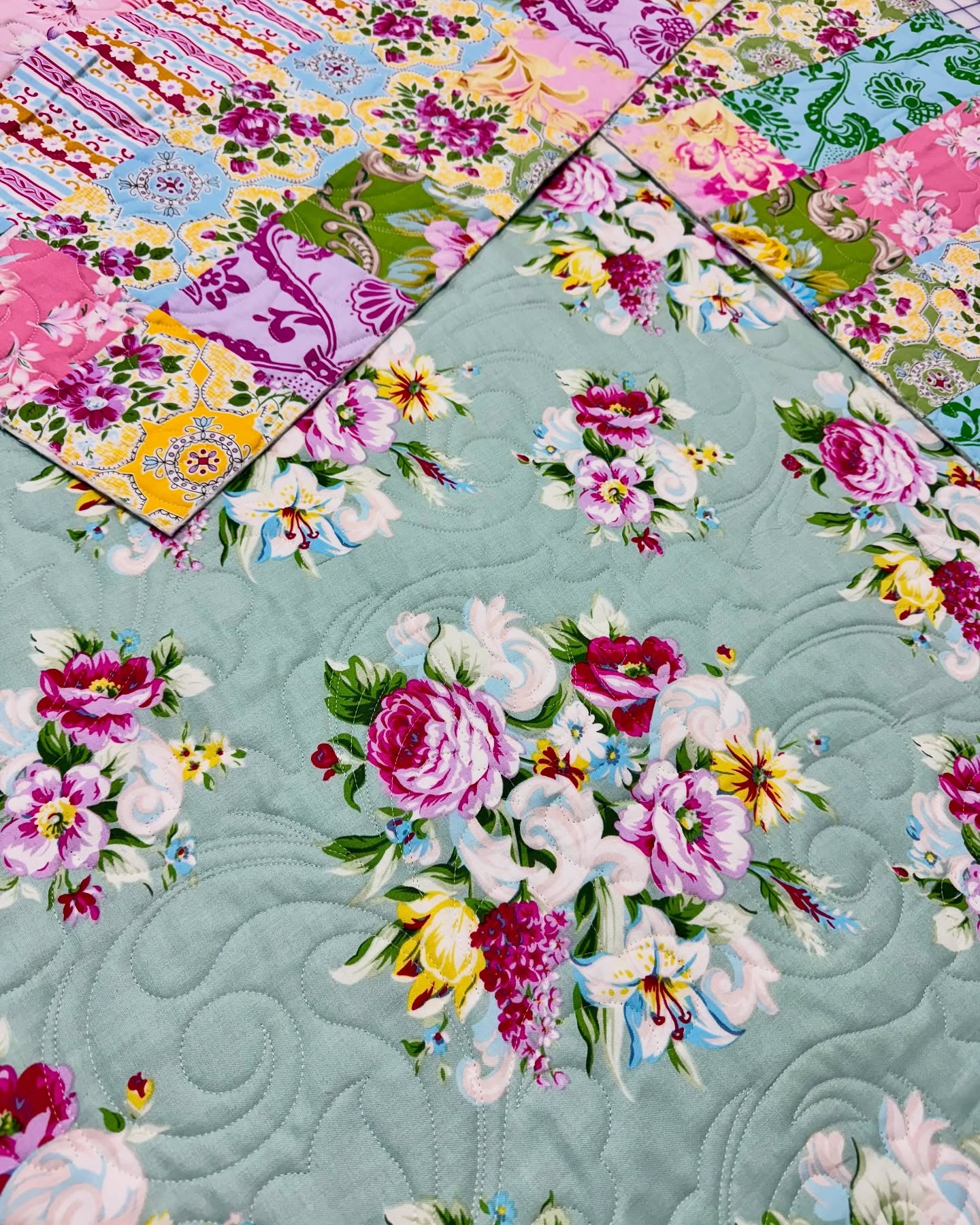 It is so much fun to see a first glimpse of your newly quilted quilt, especially when it’s done early! I pieced this top last summer in the rv while we were remodeling the farmhouse. It looks fabulous!
Quilted by @piece.quilt.love at @sewlubbock