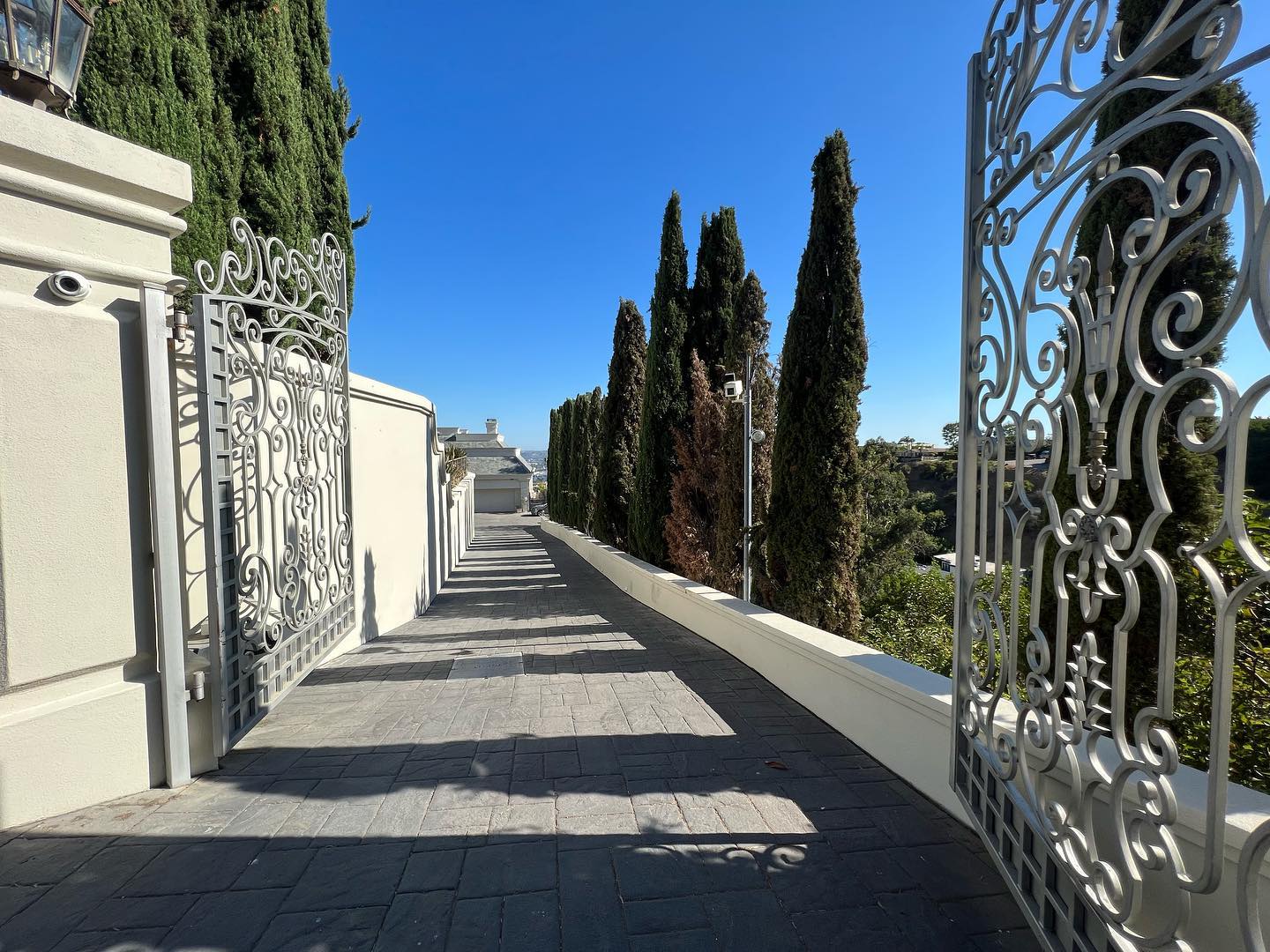 Exterior of our latest Hollywood Hills home!
#luxe
#luxury
#luxurydesign
#interiorarchitecture
#archtecture
#archilovers
#residentialdesign
#architecturephotography
#theworldofinteriors
#vogueliving
#modernluxury
#luxuryliving
#interieurs
#losangeles
#premiergreenpaintinglaoc
#interiordesignlosangeles
#photography
#realestate
#painting
#wallpaper
#designerslife
#homedevelopment
#home
#house
