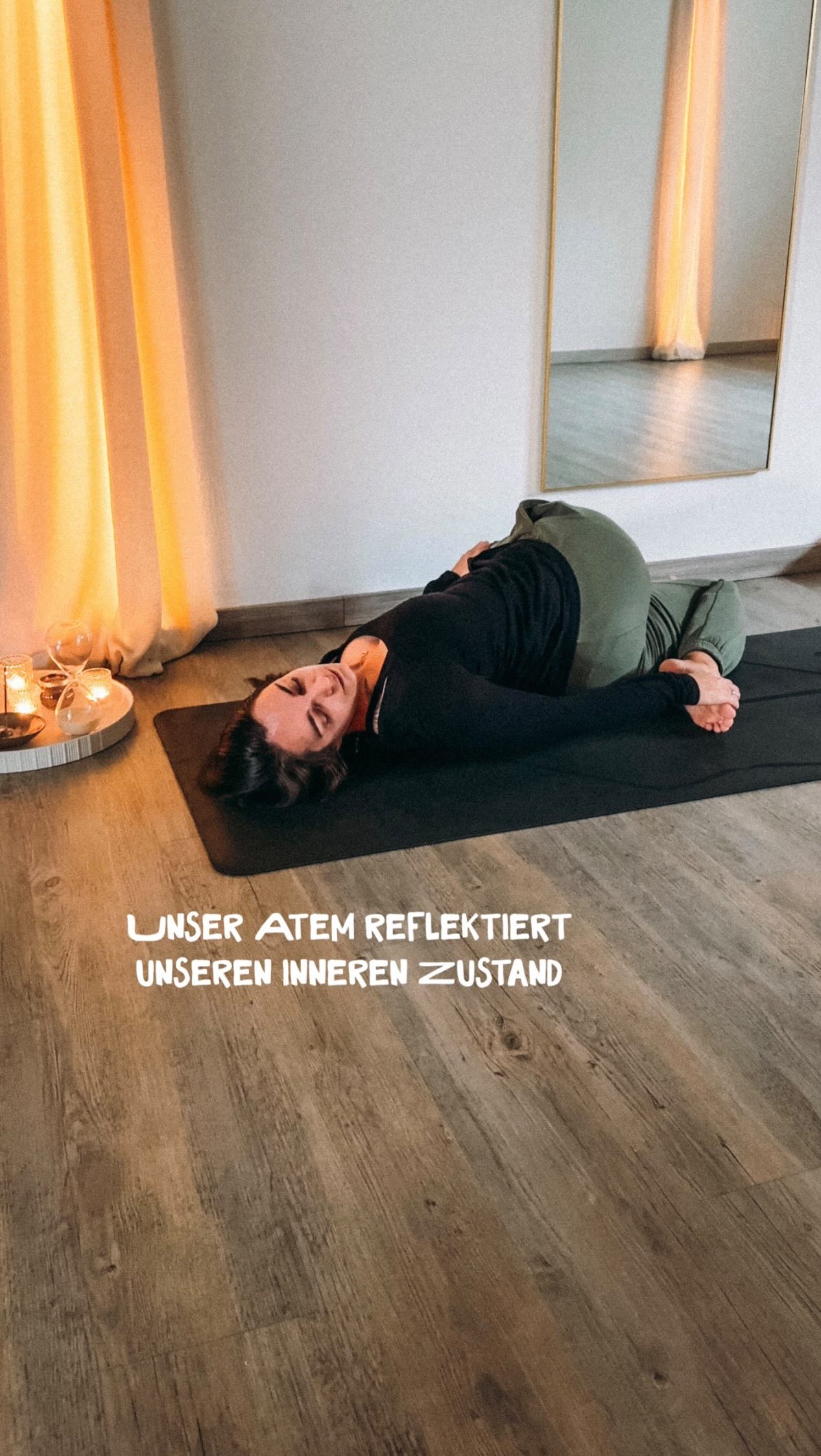 Unser Atem reflektiert unseren inneren Zustand.
Er reagiert auf Stress, Druck, emotionale Belastung – auf alles, was von außen auf uns einwirkt.
Wenn wir angespannt sind, wird er flach.
Wir atmen nicht mehr in die Rippen, nicht in die Fülle unseres Körpers.
Unser System verkrampft, die Faszien spannen, Fehlhaltungen entstehen – unser Körper sagt: Ich passe auf.
Yoga hilft uns, wieder in Verbindung zu kommen.
Mit unserem Atem.
Mit unserem Körper.
Mit uns selbst.
Es geht nicht darum, den Atem zu erzwingen, tiefer zu pressen oder alles perfekt zu machen.
Es geht darum, ihm Raum zu geben.
Ihm zuzuhören.
Zu spüren, wie er uns reguliert, beruhigt und stärkt – körperlich, mental, emotional.
Durch Yoga erlauben wir unserem Atem, seine Kraft zu entfalten:
Er unterstützt das Nervensystem, hilft beim Loslassen, bringt Ruhe in unser Inneres, stärkt das Immunsystem, schenkt Präsenz und Verbindung.
Yoga lehrt uns, dass Heilung und Kraft nicht durch Druck entstehen –
sondern durch Aufmerksamkeit, Weichheit und die Bereitschaft, uns selbst zu fühlen.
Der Atem ist unser Spiegel, unser Kompass, unser Zuhause.
@denise.madeleine.mueller
ATMUNG
YOGA
STRESSREGULATION
FLACHE ATMUNG