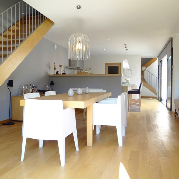 Salle à manger 🍽
La table de salle à manger ainsi que les chaises sont des éléments les plus difficiles à trouver
Ce sont des pièces maîtresses, il faut donc bien réfléchir au choix des matériaux, des couleurs, des dimensions pour avoir un rendu harmonieux
Côté budget, tout dépend de ce que vous souhaitez, il y en a pour tous les porte-monnaies.
Ici, j’ai opté pour une table en chêne clair qui donne un effet robuste et chaleureux accompagnée de chaises blanches pour trancher avec le sol et les escaliers et donner un côté épuré
Je suis curieuse de savoir comment est votre coin salle à manger?
#salleamanger #table #diner #dinningroom #maison #maisondeco #décoration #decorationinterieur #decoaddict #design #inspiration #concarneau #finistere #bretagne