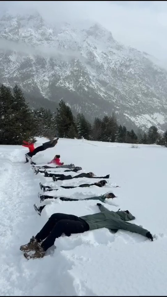 Vol overgave, vol lef, zich laten dragen door het leven ☃️
Een week geleden stapte een groep moedige mensen de winterse Passagetocht in. Vol overgave, vol lef durfden ze zich te laten dragen door het leven én door elkaar.
Wat volgde was plezier, diepgang en magische transformaties. ❄️✨
De sneeuw deed meer dan het landschap verzachten.
Ze werkte als een spiegel én een katalysator.
Haar stilte, speelsheid en puurheid wekten iets wakker, alsof de uiterlijke magie de innerlijke magie tot leven riep.
Voel je een verlangen om zelf zo’n bijzonder proces in de natuur aan te gaan?
Neem dan een kijkje op www.passagetochten.fr om kennis te maken en te ontdekken wat een tocht voor jou kan betekenen.
De tochten van het komende jaar lopen snel vol.
Het raakt me omdat het laat voelen hoe transformerend én nodig deze vorm van belichaamde, holistische therapie is.
Ik wil deze groep moedige mensen diep bedanken voor de verbindende, plezierige en authentieke week die we samen hadden.
En een uitdrukkelijke dank aan mijn co-therapeut Mathieu @aandachtsacademie om op zo’n authentieke, speelse en afgestemde manier samen een veilige bedding te creëren voor deze prachtige mensen.
Dankbaar.
Ontroerd.
En vol vertrouwen in wat zich blijft ontvouwen.
❤️
Veel liefs,
Karlien
#Passagetocht #Magie #Sneeuwmagie #InnerlijkeMagie #Transformatie #Overgave #Vertrouwen #Natuurtherapie #Moed #PersoonlijkeOntwikkeling #Verbinding #LatenDragen #BewustLeven #Outdoortherapie