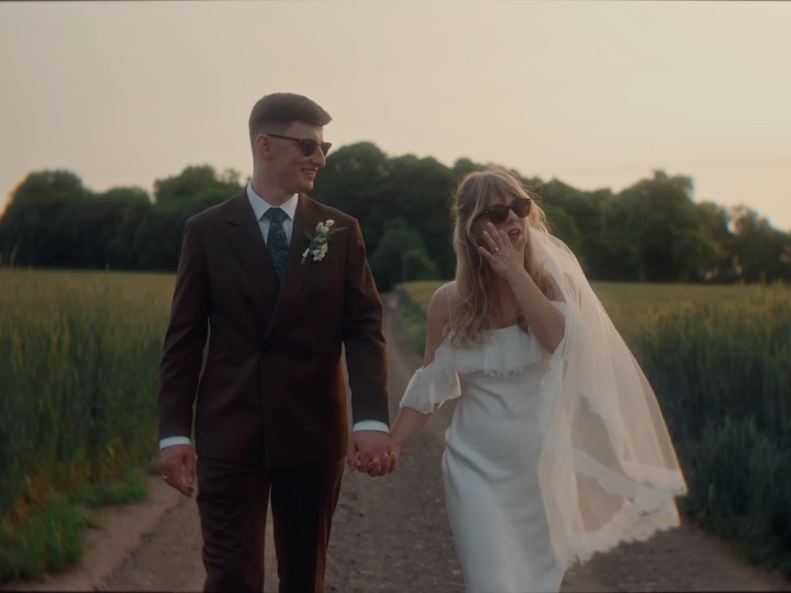 Currently craving light nights, warm weather and summer weddings like this ☀️
Proof that it takes a whole team to keep a wedding day flowing and I love being part of it.
#SummerWeddings
#LightNightLovers
#WeddingDayTeam
#BehindTheScenesWedding
#WeddingVideographerLife