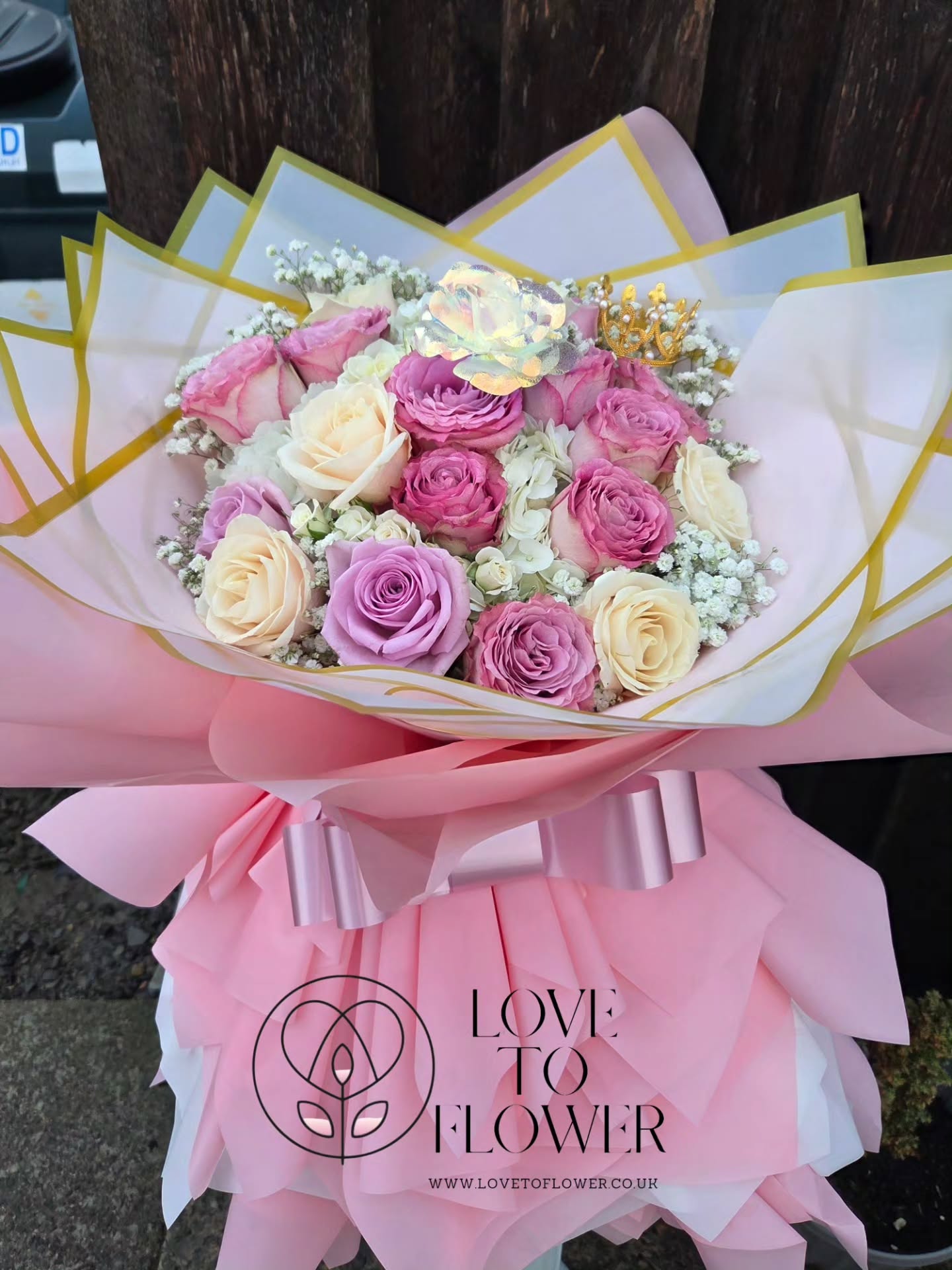 Kicking off Valentines week with this beauty 😍✨️
#bespokeflowers #flowerskirt #Valentines #giftideas #everlastingrose