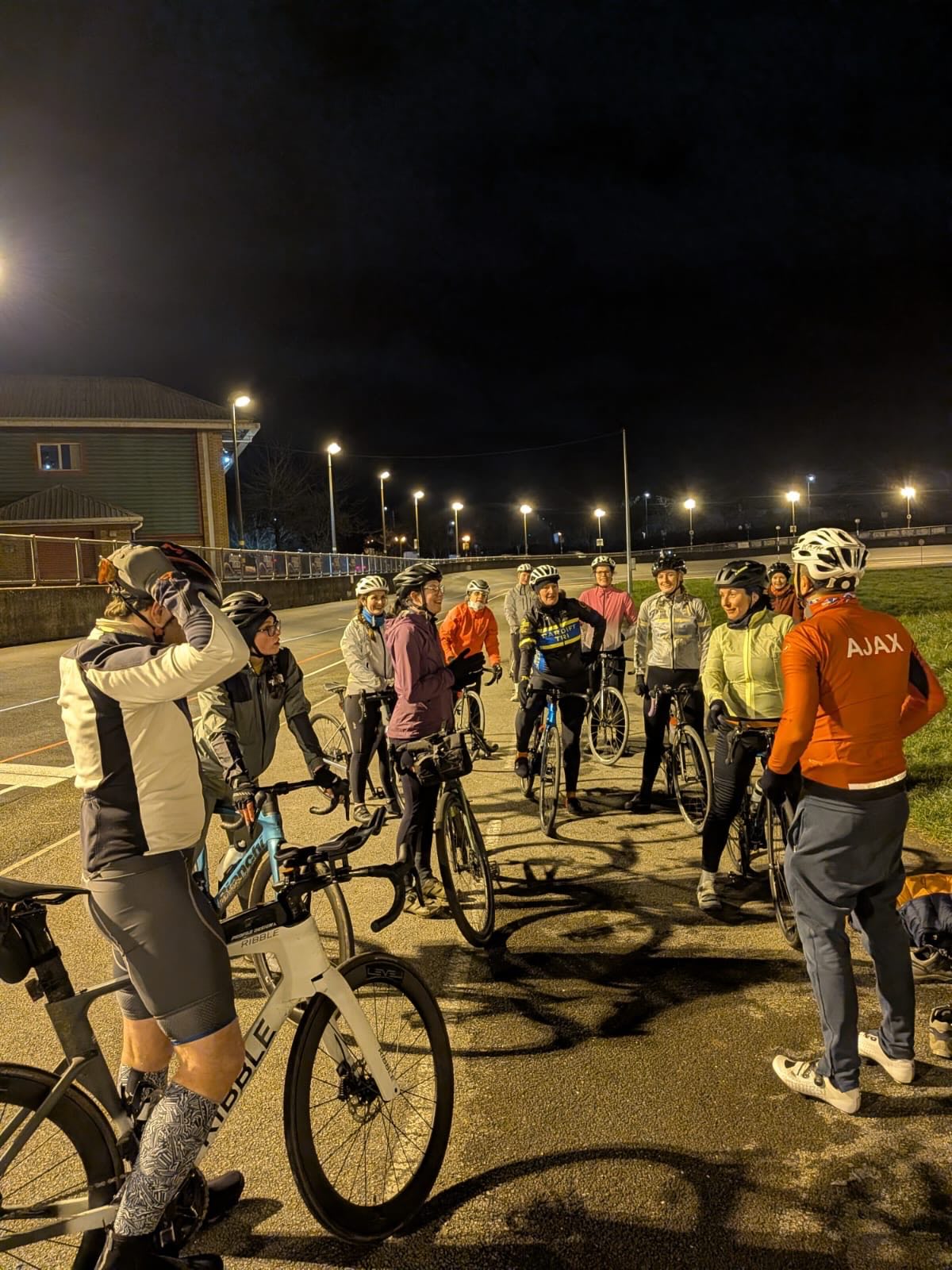 FRIDAY NIGHT TRACK 🚵🏽♂️🚴🏼♀️ ✨
Huge thank you to all who came along to @bettermaindy track tonight to help in Miles’ level 2 coaching! 🤓 💪🏼
Miles held a great session focusing on group cycling skills including chaingang! Everyone made huge progress in this first week and I’m sure over the new few weeks everyone will be flying 💨 and feeling even more confident!! 👏🏼👏🏼
Thanks @milesotbrown 🫶🏻. See you in 2 weeks!!!
Ps swipe to the end to see how our very own world champ @tri_hard_tal spent the majority of the session 🫠😂
💛💙🖤
#cardifftriathletes #trackcycling #chaingang #cycleskills #triathlontraining