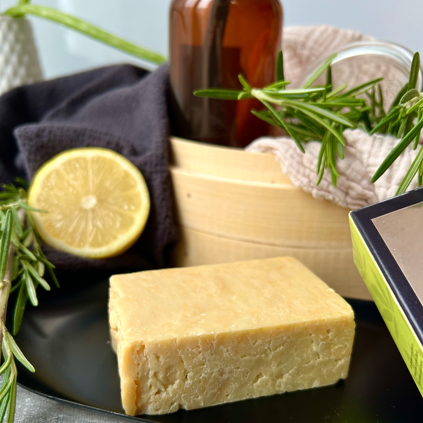 Unser „Glanzstück“ st mehr als nur eine Seife:
Sie ist eine wahre Wohltat für deine Haare und Kopfhaut. 💚
Sie reinigt sanft, pflegt intensiv und schenkt deinem Haar natürlichen Glanz – ganz ohne Silikone oder schädliche Chemikalien.
Unser Hanföl ist reich an wertvollen Fettsäuren und pflegt sowohl Haar als auch empfindliche Kopfhaut. Es hilft, die natürliche Balance zu bewahren, spendet Feuchtigkeit und verleiht deinem Haar neuen Glanz – ohne es zu beschweren.🌱
Zudem ist sie für alle Haartypen geeignet – ob trocken, strapaziert oder zu Schuppen neigend. Die Kombination aus Hanföl und ätherischen Ölen wie Zitronen- und Rosmarinöl macht diese Seife zu einem echten Allrounder für gesundes, glänzendes Haar. 🍋
💡 Tipp: Nach der Haarwäsche mit einer sauren Spülung (z. B. Apfelessig-Wasser-Mischung) nachspülen, um den natürlichen pH-Wert deiner Kopfhaut zu unterstützen.
Nachhaltig. Natürlich. Nahado. 💚
#natürlichehaarpflege #hanföl #biokosmetik #haarseife #cleanbeauty