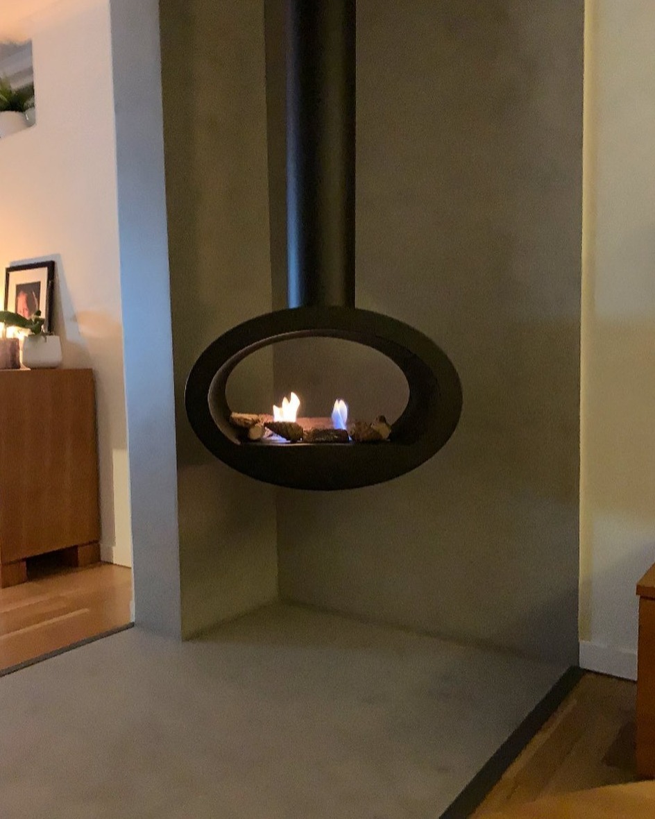 Jag kan hjälpa er att fixa iordning både mindre och större utrymmen med microcement. Oavsett om det handlar om ett sovrum, badrumsväggar, hallgolv eller som i detta fall; ett hörn runt braskaminen. Med microcement får ditt hem en modern och urban känsla som känns stilren och är lättmatchad.
Hör av dig så diskuterar vi vad om passar dig bäst:
✉️ jonas@jtbyggmurputs.se
📞 076-883 35 70