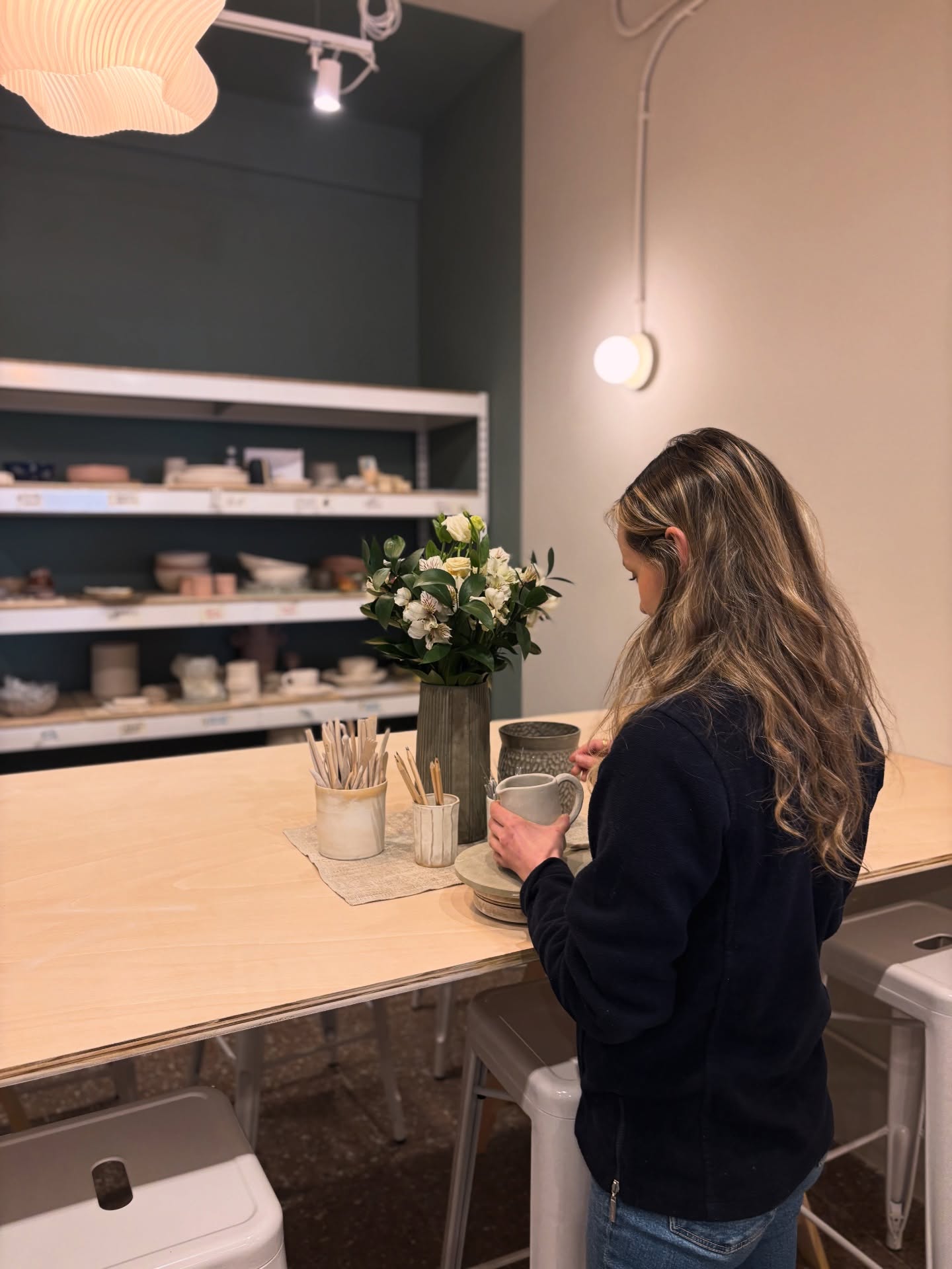 Hemos abierto el espacio compartido dentro del taller para aquellos que deseen practicar y crear con mayor flexibilidad y autonomía.
El taller ofrece un espacio reservado para el coworking (almacenamiento, mesa de trabajo), acceso a material específico: cortadora, tornos, posibilidad de alquilar hornos de diferentes tamaños, acceso a los esmaltes del estudio.
Más información en la descripción de la página web pow-ceramics, en la sección «espacio compartido» o por mensaje ⭐️
@juliette.anne.michele.laurens 🙏🏻
———————————————————————————————————
Nous avons ouvert l’espace partagé au sein de l’atelier pour ceux qui souhaitent pratiquer, créer, avec davantage de flexibilité et d’autonomie.
L’atelier offre un espace réservé pour le coworking (stockage, plan de travail) l’accès au matériel spécifique: croûteuse, tours, possibilité de louer des fours de différentes tailles, accès au émaux du studio.
Davantage de renseignements en description sur le site pow-ceramics partie “espacio compartido” ou par message ⭐️
———————————————————————————————————
We have opened up a shared space within the workshop for those who wish to practise and create with greater flexibility and autonomy.
The workshop offers a dedicated coworking space (storage, work surface), access to specific equipment: bisque kiln, potter’s wheels, kilns of various sizes available for hire, access to the studio’s glazes.
For more information, see the description on the pow-ceramics website under ‘espacio compartido’ or send us a message ⭐️