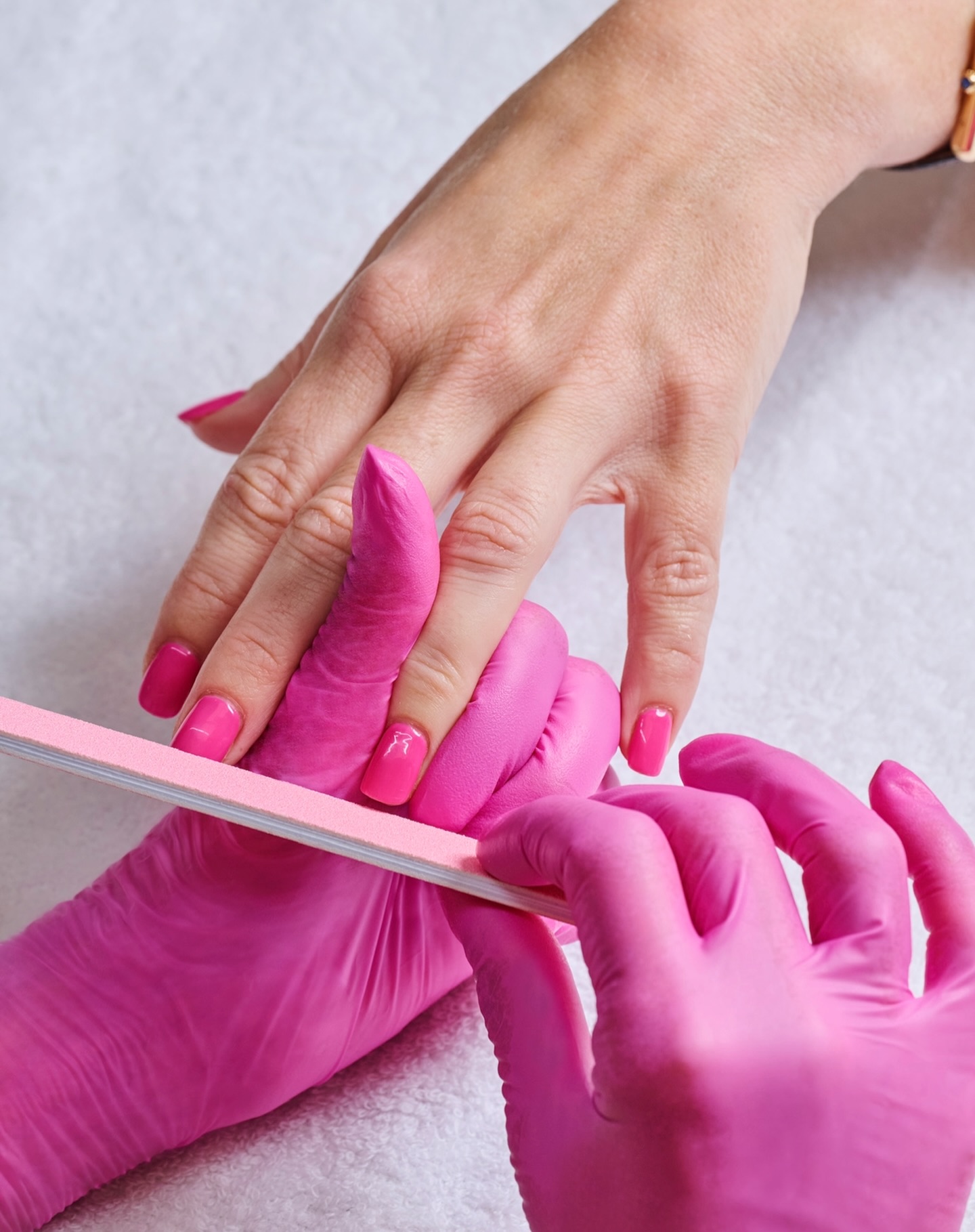 DEINE SCHÖNSTE MANIKÜRE ✨
Schöne, stilvolle und gepflegte Nägel sind kein Zufall.
Sie sind das Ergebnis von Know-how, ganz viel Erfahrung und den passenden Pflegeprodukten, die individuell auf deine Nägel abgestimmt sind.
💗 Meine Gelnägel überzeugen mit einem besonders natürlichen und authentischen Look, immer abgestimmt auf dich, deinen Stil und deine Persönlichkeit.
💗 Dabei achte ich ganz bewusst auf harmonische Proportionen: Die Form deiner Nägel soll zu deiner Hand passen und niemals aufgesetzt wirken, sondern selbstverständlich und stimmig.
💗 Seit 27 Jahren bin ich Expertin für Gelnägel, brüchige Nägel und Nagelkauen. Egal, wie deine Ausgangslage ist – selbst bei extremen Problemnägeln entwickle ich für dich eine individuelle Lösung, mit dem Ziel, das bestmögliche Ergebnis zu erreichen. Denn Hände und Nägel sprechen, noch bevor du es tust. Sie hinterlassen einen ersten Eindruck, im Kundenkontakt genauso wie im privaten Alltag.
Buche deinen Termin und überzeuge dich selbst!
Deine Caterina 🤍
#fingernägel #maniküre #gelnägelbaden #baden #seisensibycaterina