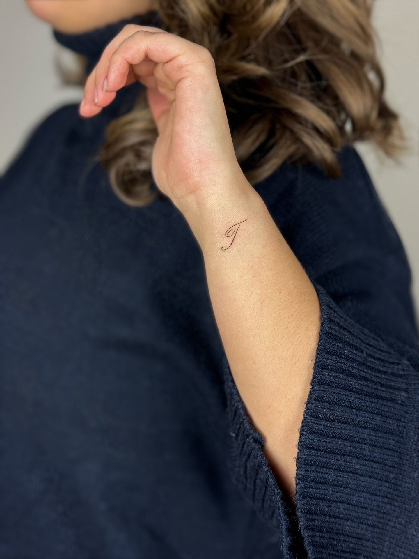 Ein einzelner Buchstabe, eine grosse Bedeutung.
Gestochen von @ink.by.leonie