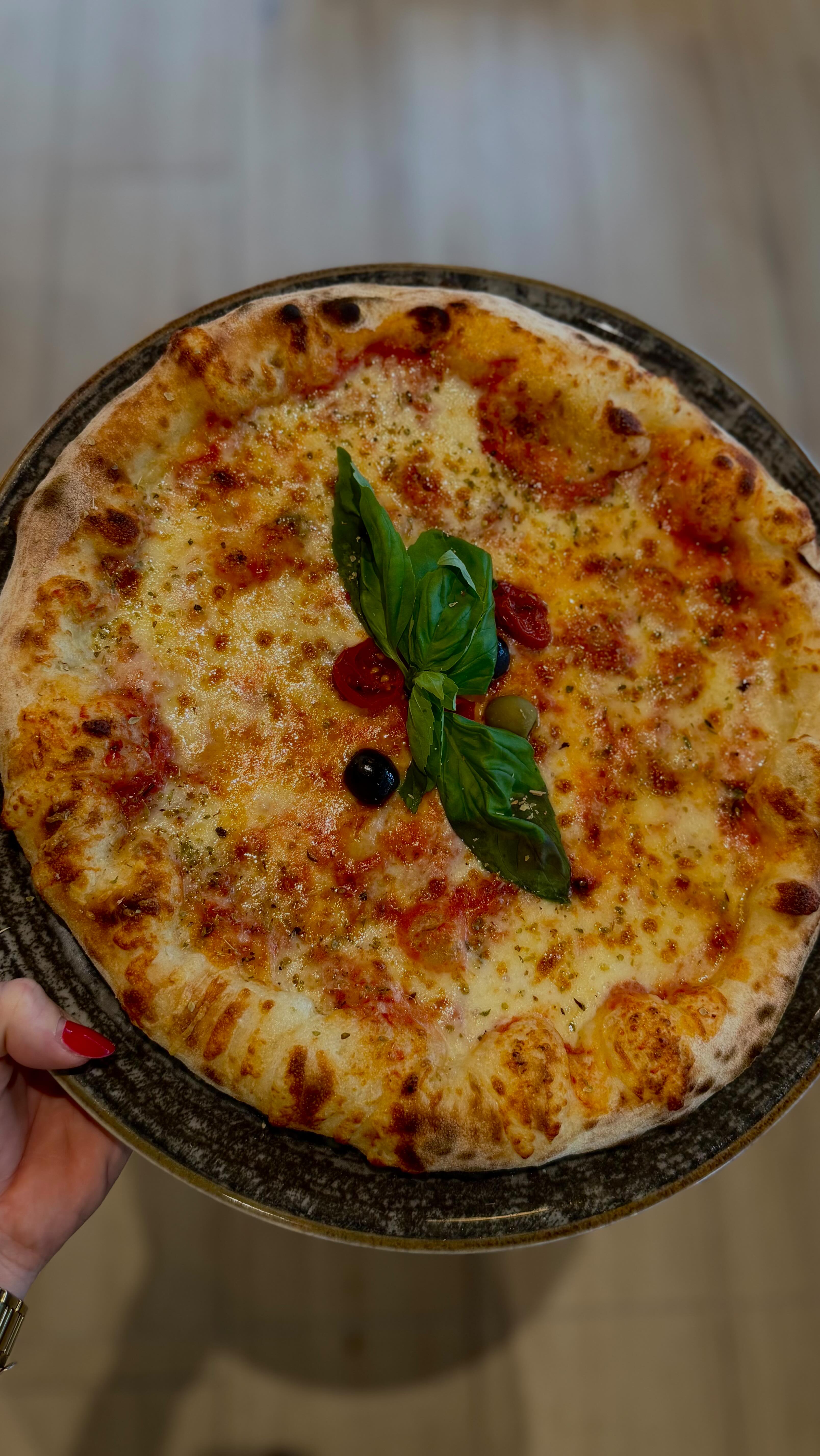 Pizza ist uns ist nicht nur ein Gericht, es ist eine Einstellungssache. 🍕🫶🏼
Knuspriger Bode, frische Zutaten & ehrlicher Geschmack. #genussmomente