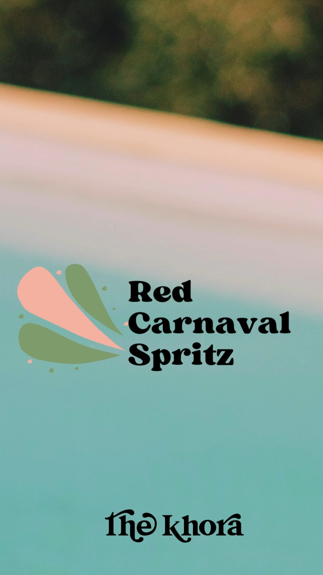 Um brinde ao frescor que a gente merece. ✨
Transformamos o nosso blend Festa das Frutas em um Spritz geladíssimo para esses dias de sol ecarnaval. É alquimia pura no copo: cor, sabor e aquela alegria para seus dias de descanso ou folia!
Você vai precisar de:
• 100 ml de chá Festa das Frutas concentrado e resfriado.
• 50 ml de rum branco ou gin.
• 30 ml de licor de laranja (como Cointreau ou Triple Sec)
• 10 ml de suco de limão-siciliano.
• 50 ml de água tônica ou espumante brut.
• Gelo.
• Frutas vermelhas e rodelas de laranja para decorar.
• Raminho de hortelã para finalizar.
E o preparo é muito simples, veja aqui:
Faça a infusão do chá (o dobro da quantidade de ervas para 200 ml de água quente) e resfrie.
Em um copo grande com bastante gelo, adicione o chá, o rum ou o gin, o licor de laranja e o suco de limão.
Misture suavemente e complete com a tônica ou espumante.
Decore com frutas vermelhas, uma rodela de laranja e hortelã.
Dica: Use gelo com pedaços de frutas dentro. Fica lúdico, fresco e lindo.
#TheKhora #TeaLover #Cha #Tea #The #Te #ExperienciasExclusivasComCha #DrinkVerao #Carnaval26 #DruinkComCha