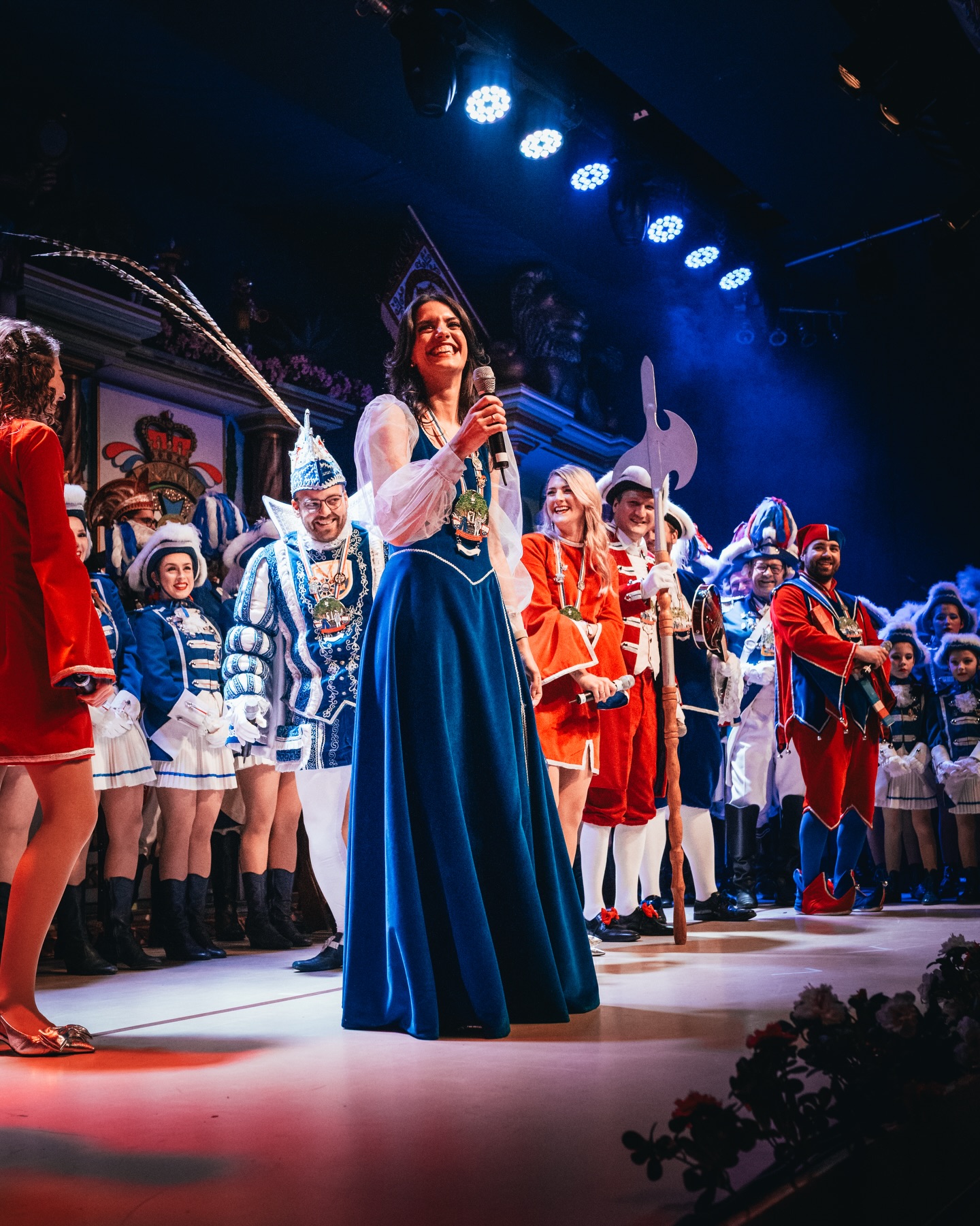 6/6 ausverkauften Sitzung liegen hinter uns🎉🥺😍
Danke euch allen, wir lieben es, mit euch unseren Karneval zu feiern❤️🤍💙
Und Danke allen Aktiven auf und hinter der Bühne, ohne euch wäre das alles nicht möglich🎉🥰
Jetzt gehts Schlag auf Schlag💪🏽 Das Karnevalwochenende steht vor der Tür. Wir geben nochmal alles und freuen uns, euch bei allen Veranstaltung hier in Kottenheim zu begrüßen 🎉😍
Kottem Alaaf, Eure KKG❤️🤍💙