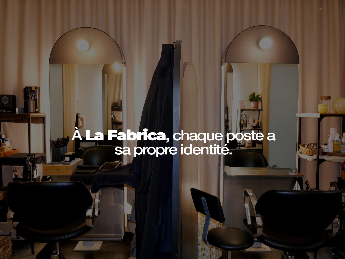 À La Fabrica, chaque coiffeur est libre de décorer son poste comme il le souhaite ✨
Objets, photos, inspirations… chaque détail reflète sa personnalité et son univers.
C’est toute cette diversité qui fait la richesse du salon : un lieu où les styles, les visions et les personnalités se rencontrent pour créer une ambiance unique.
Et c’est ça, l’esprit La Fabrica.
#lafabrica #coiffeur #hairdresser #haircommunity #creativite