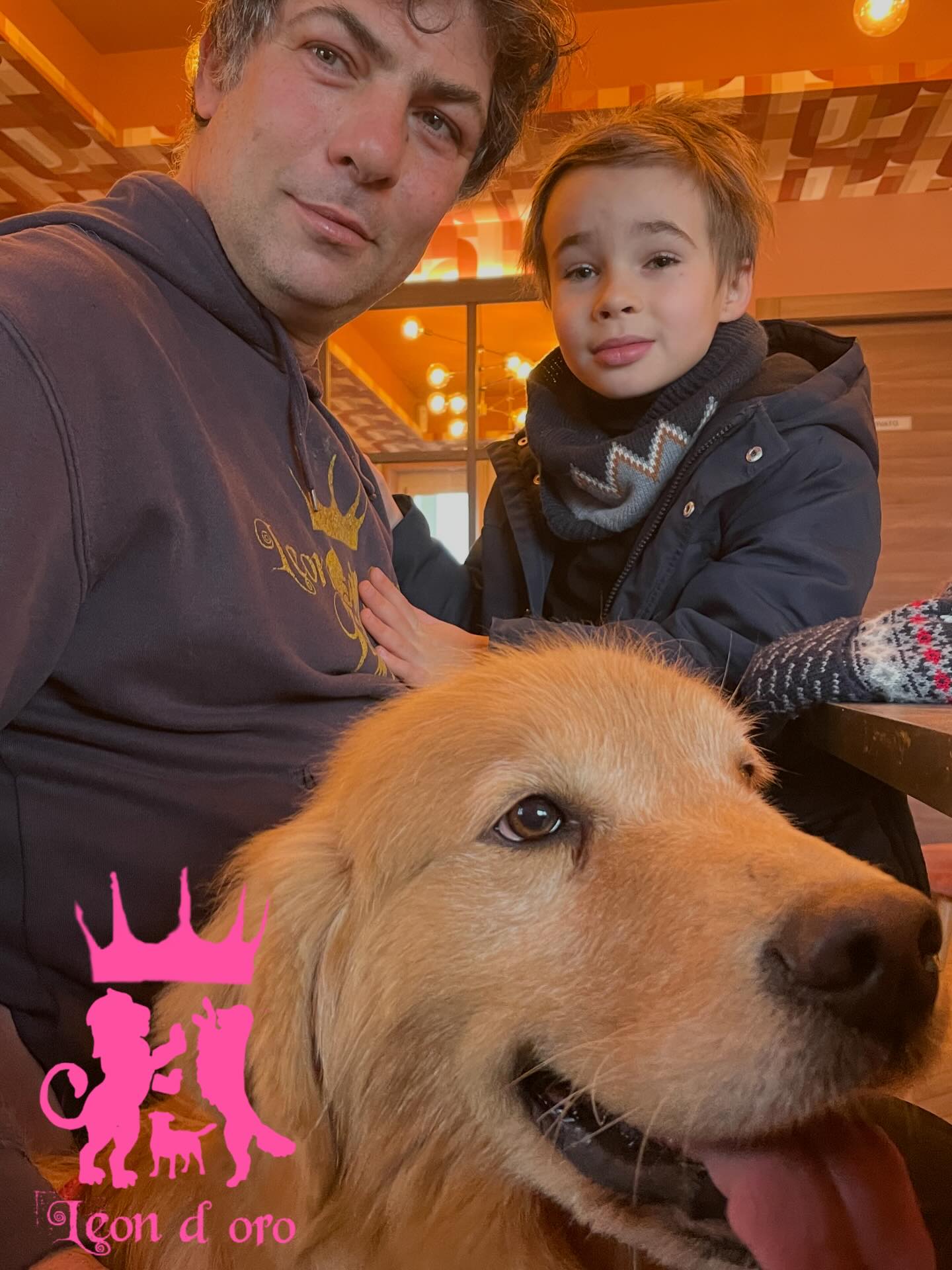 Domenica mattina perfetto: il calore della famiglia, la bellezza della nostra Golden americana Pink e il sapore unico delle brioche di Dolce Incontro. Un’esperienza stellata a ogni morso: super consigliata! ⭐☕ #GoldenRetrieverLife #DolceIncontroTavazzano #ColazioneDaCampioni #leondorofamily