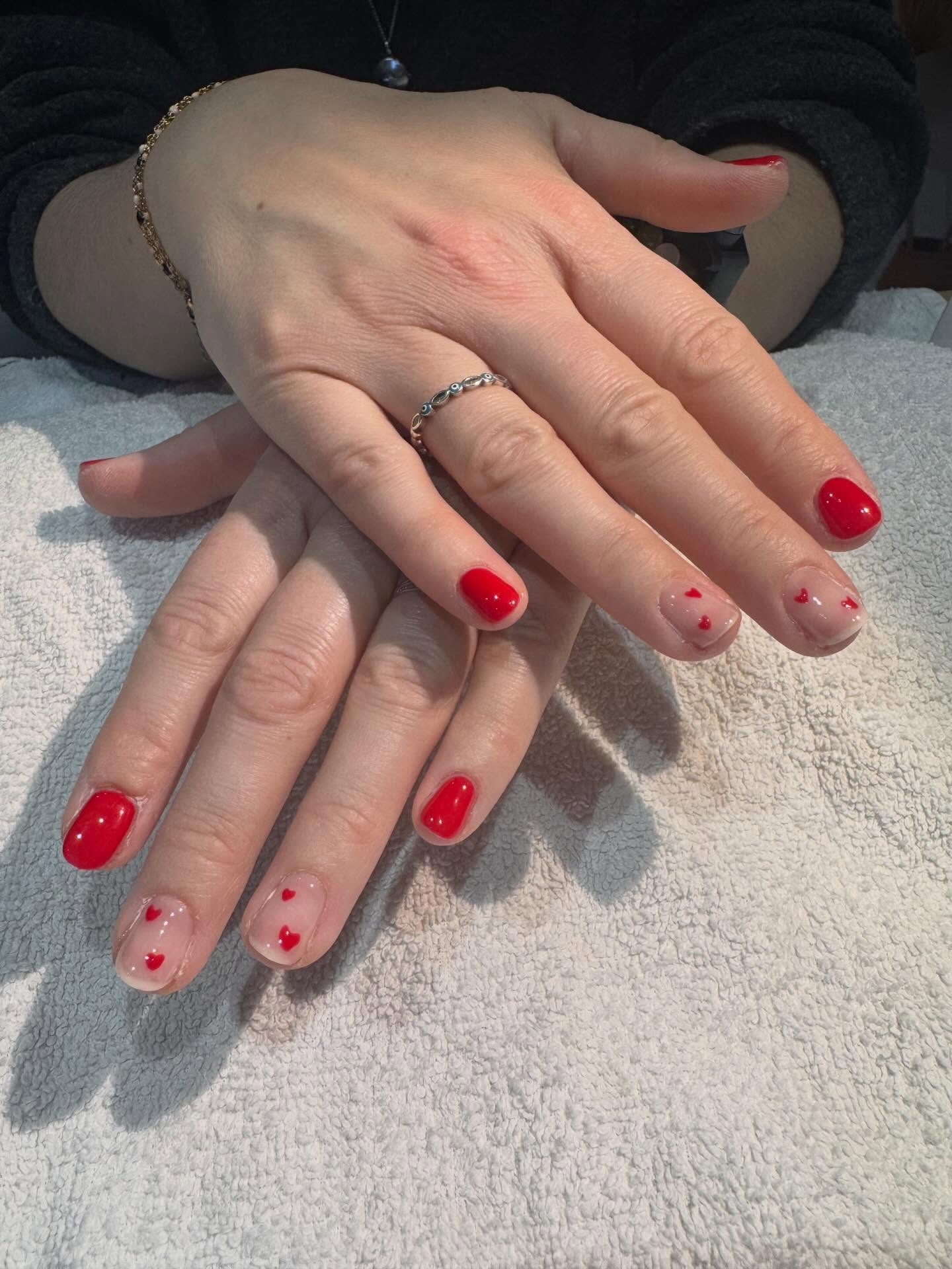 Prêtes pour la Saint-Valentin ? 💅✨
Semi-permanent renforcé + détail cœur ❤️
Le combo parfait pour un look love & chic 💖