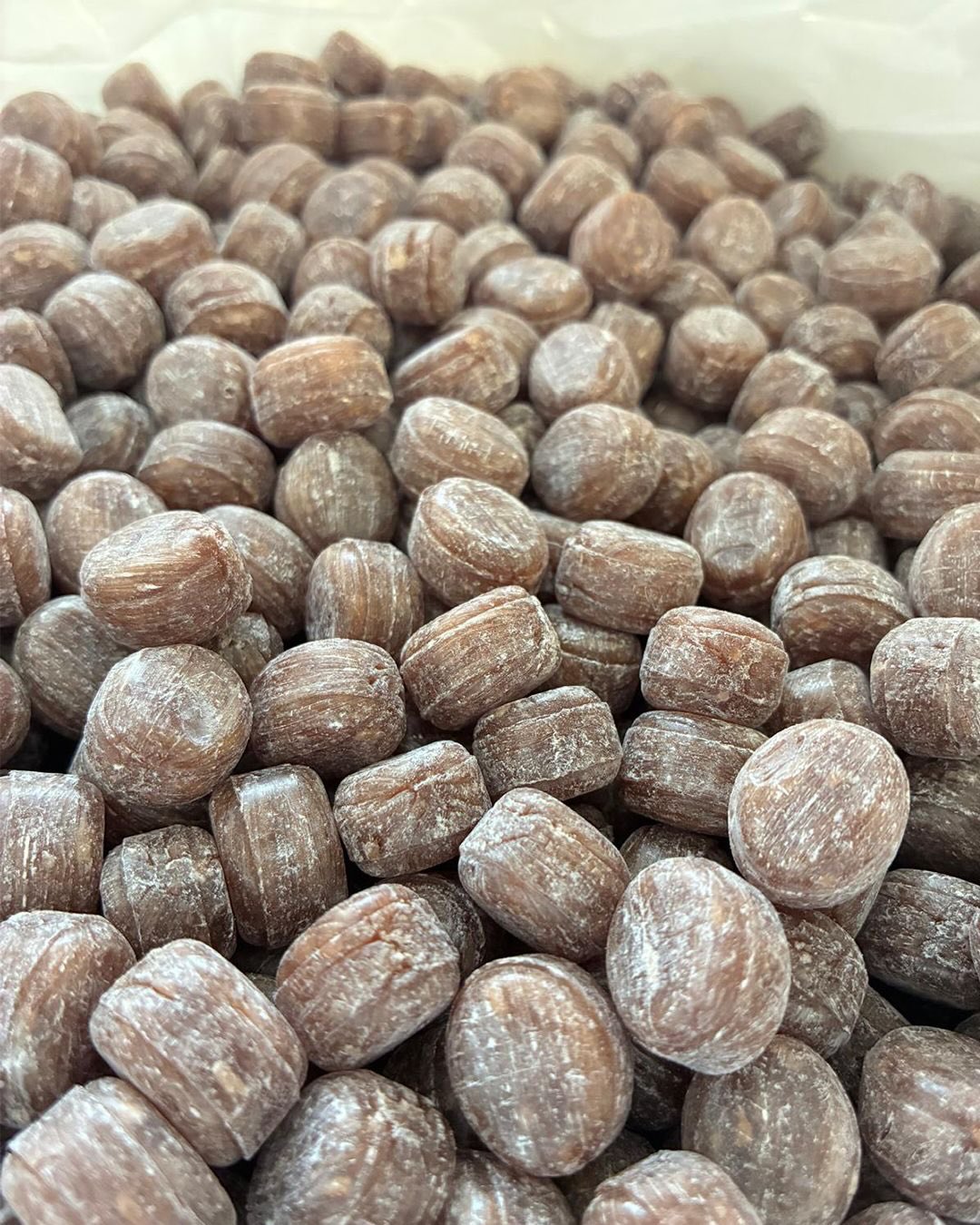😌💭❄️➡️🏖️ Drøm dig væk fra sneen og vinterkulden med vores kakao- og kokos-bolcher, som tager dig og dine smagsløg direkte til sol, sandstrand og sommerstemning. 🍫🥥
ⒽⒽ🅑🅞🅛🅒🅗🅔🅡
#bolcher #bolsjer #reklamebolcher #reklamebolsjer #firmabolcher firmabolsjer logobolcher logobolsjer reklame reklamebudskab markedsføring branding indpakning logo logoindpakning reklameslik bolchekogeri bolsjekogeri reklameartikler merchandise flowpak twistpak flowpack twistpack