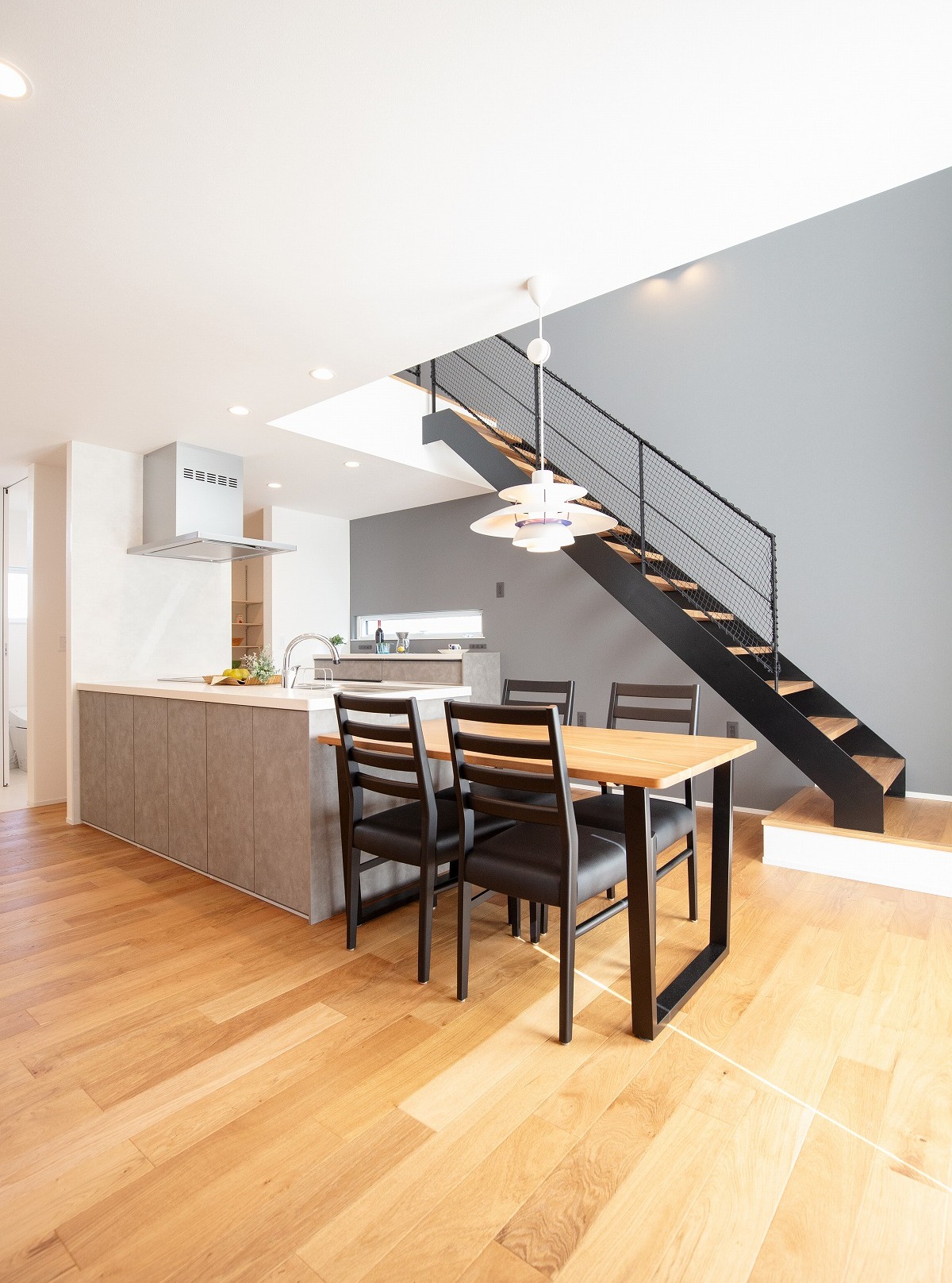 木目調の床で壁は白、この二色を主にそろえることで家の中に一体感が出ます。アクセントカラーが際立ち、とてもオシャレに見えます。
ーーーーーーーーーーーーーーーーーーーーーーーー
~家族の笑顔と、4つの健康をデザインしています~
1.家族の健康
・高性能な住宅で、風邪をひきにくく、アレルギーも改善
・快適な室温で、ストレスのない暮らし
2.建物の健康
・最高レベルの耐震性能と制震構造を採用
・大雪にも地震にも強い、安心できる家づくり
3.地球の健康
・環境にやさしい、自給自足できる住まい
・子供たちの未来のために、地球温暖化対策を考えた設計
4.家計の健康
・光熱費を抑えた経済的な暮らし
・電気代が上がっても安心な省エネ設計
2年連続で6つ星ZEHビルダーに選ばれ、LIXILメンバーズコンテストでも、2年連続で地域最優勝を受賞しました。
建てた後も、専門スタッフによる定期点検やリフォームのサポートで、末永く快適な暮らしをお守りします。
さらに、地域防災ステーションとして敷地内に防災倉庫を設置。
地域に根ざした企業として、安心で豊かなコミュニティづくりにも貢献しています。
家づくりの具体的なイメージは、ぜひモデルハウスや見学会でご覧ください。
イベント情報は、プロフィールリンクからご確認いただけます。
弊社の社長が会長を務める「やま・はぴ」で、地元の6つの工務店が集まり合同展示場を行います。詳細はHPをご覧ください!
==========================
more pictures
@sakuraikensetsu_yamagata_ie
==========================
【櫻井建設の標準仕様】
#耐震等級3+ #制震
#HEAT20G2
#C値0.36以下
#長期優良住宅仕様
#ZEH仕様
安心安全な家づくりを届けます。
これらの未来基準の家づくりは #SDGs にもつながります。
#櫻井建設 #山形の工務店
#山形県山形市
#山形住宅
#山形の家
#山形注文住宅
#こだわりの家
#マイホーム計画中
#工務店だからつくれる家
#trip
#部屋作り
#新築 #高気密高断熱 #スーパーウォールビルダーズファミリー #スーパーウォール #sw工法 #SDGsの建設会社#真似したいお家 #後悔しない家づくり #住み心地の良い家 #マイホーム実例 #こだわりの家づくり