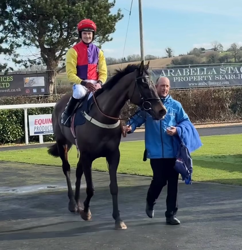 🌟 Grade 2 Winner, Alexei wins the Kingwell Hurdle today @wincantonraces for Garth & Anne ridden by @brendanp1995 🌟
Well done to connections and the team at home 👏🏻
@coralofficial
@dodsonhorrell
@tommalonebloodstock