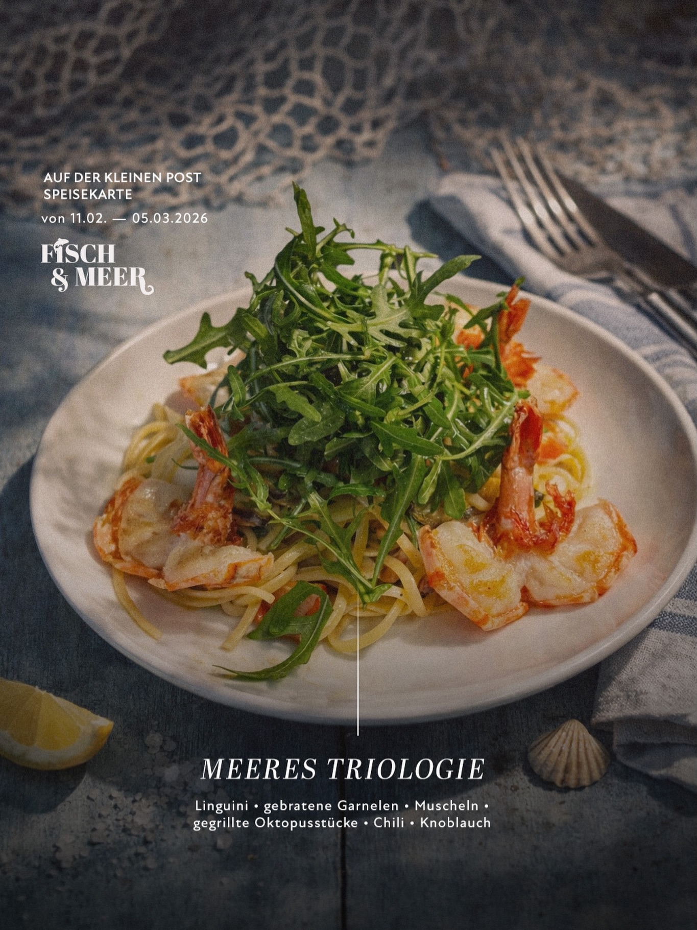Zum Start der Fisch & Meer Wochen eröffnen wir mit einem starken Trio: unsere Meeres-Triologie. 🌊✨
Linguini • gebratene Garnelen • Muscheln • gegrillter Oktopus – getragen von Chili & Knoblauch: warm, würzig, tief.
Gerade in der kalten Jahreszeit ist das pures Soulfood – es wärmt, macht zufrieden und bringt sofort Urlaubsgefühl ins Grau. Und on top: Meeresküche liefert hochwertiges Eiweiß, Jod & Selen – und je nach Fisch auch Omega-3, also „Good Stuff“ für Körper und Kopf. 💙🐟