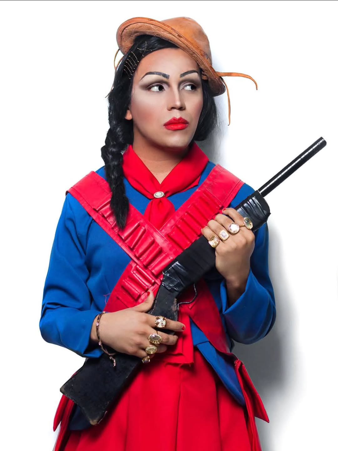 Quando fui convidado para participar do @thedragseries dez anos atrás eu pensei imediatamente que queria homenagear todas as mulheres fortes que me criaram e fortaleceram, imagem melhor que Maria Bonita não há! Alguns dizem que dia oito de março é o aniversário da Maria Bonita, mas o que realmente importa é que eu me sinto privilegiado de ter crescido e ainda estar rodeado de mulheres fortes e inspiradoras ♥️ Apoiem mulheres, escutem mulheres, suportem mulheres, elas fazem o mundo melhor 🤗
📸 @thedragseries