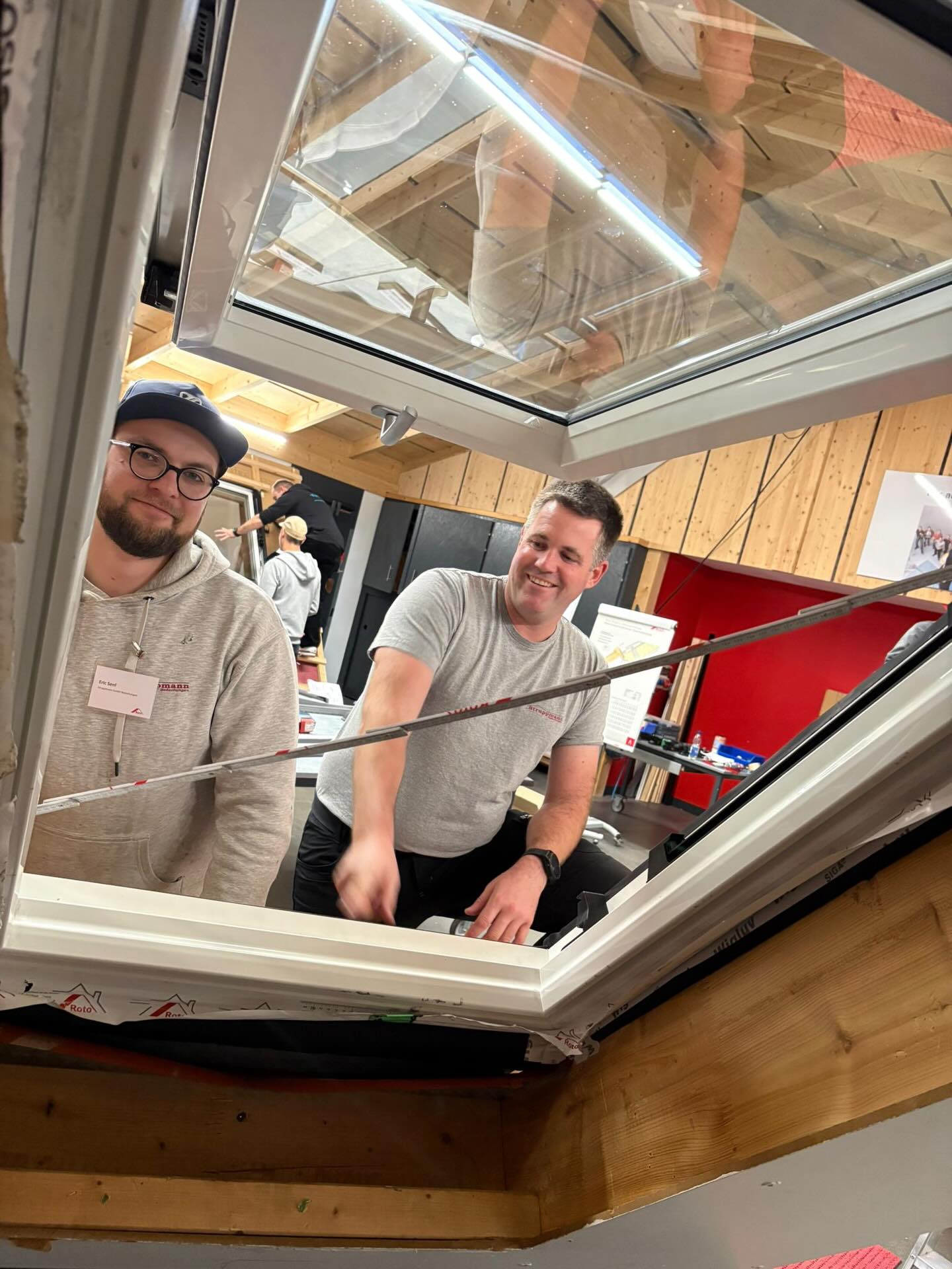 Drei Tage waren wir bei Roto zu Gast und lernten alle Fenstertypen und Rollläden ohne Probleme ab sofort selbst zu reparieren. Natürlich gab es auch neue Produktinfos. Top war auch die Besichtigung vom Werk. Leider dürfen wir hier nur oberflächliche Bilder zeigen.
#roto #rotodachfenster #rotoprofiliga #struppmannbedachungen #vorbildung @rotodachfenster @rotodachfenster_profis