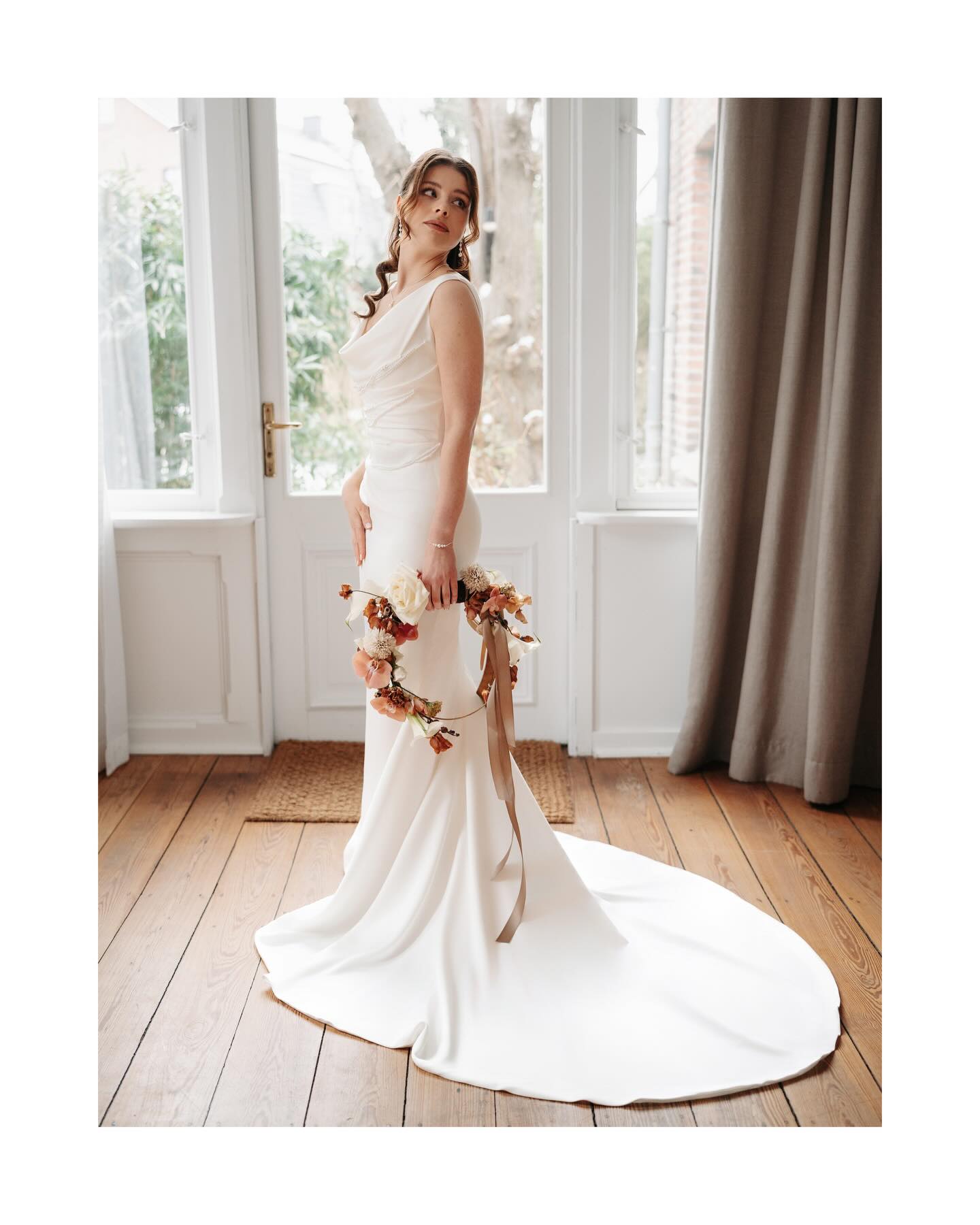 Manchmal liegt die wahre Schönheit in den Details. In den kleinen Entscheidungen, die Geschichten erzählen.
Ein Blumenkranz, der Leichtigkeit und moderne Ästhetik vereint. Schmuck, der nicht nur schmückt, sondern Bedeutung trägt. Besondere Erinnerungsstücke, die leise begleiten und bleiben dürfen.
Meine Bräute lieben genau diesen Reiz. Das Spiel aus aktuellen Trends und zeitloser Eleganz. Sie wissen, dass Modernität nicht laut sein muss. Und dass Raffinesse dort entsteht, wo Verbundenheit spürbar wird.
Details wie diese, etwa der feine Schmuck von @sternenauge_official , unterstreichen nicht nur den Look, sondern das Gefühl. Ein Gefühl von Ankommen.
Von innerem Strahlen. Von einem Tag, der nicht perfekt sein will, sondern echt.
Und genau darin liegt seine Schönheit.💎🤍
Wenn dich diese Details berühren und du dir für deine Hochzeit genau diese Mischung aus Eleganz, Verbundenheit und zeitloser Ästhetik wünschst, dann freue ich mich, von dir zu hören.
Schreib mir gern oder lass uns in Ruhe schauen, ob wir gemeinsam deinen Tag begleiten dürfen.
#hochzeitsfotografhamburg
#hochzeitsfotografiehamburg
#hochzeitsreportage
#hochzeitinhamburg
#editorialhochzeit
Konzept/ Planung: @foreverafter.wedding
Mitorganisatoren: @jaronkwast.photography, @sabrinas_perspektiven
Fotografie: @jaronkwast.photography
Location: @hygge_hamburg @landhaus_flottbek
Floristik: @blumengraaf
Dekoration: @nellimeng.weddings
Papeterie: @presso.studio
Brautschmuck: @sternenauge_official
Stylistin: @die_schoenmacherin_anett_jones
Models: @pia.portfolio @sammyaliev
Brautmode: @dearbride.de
Tiramisu: @tiramisubar.hh