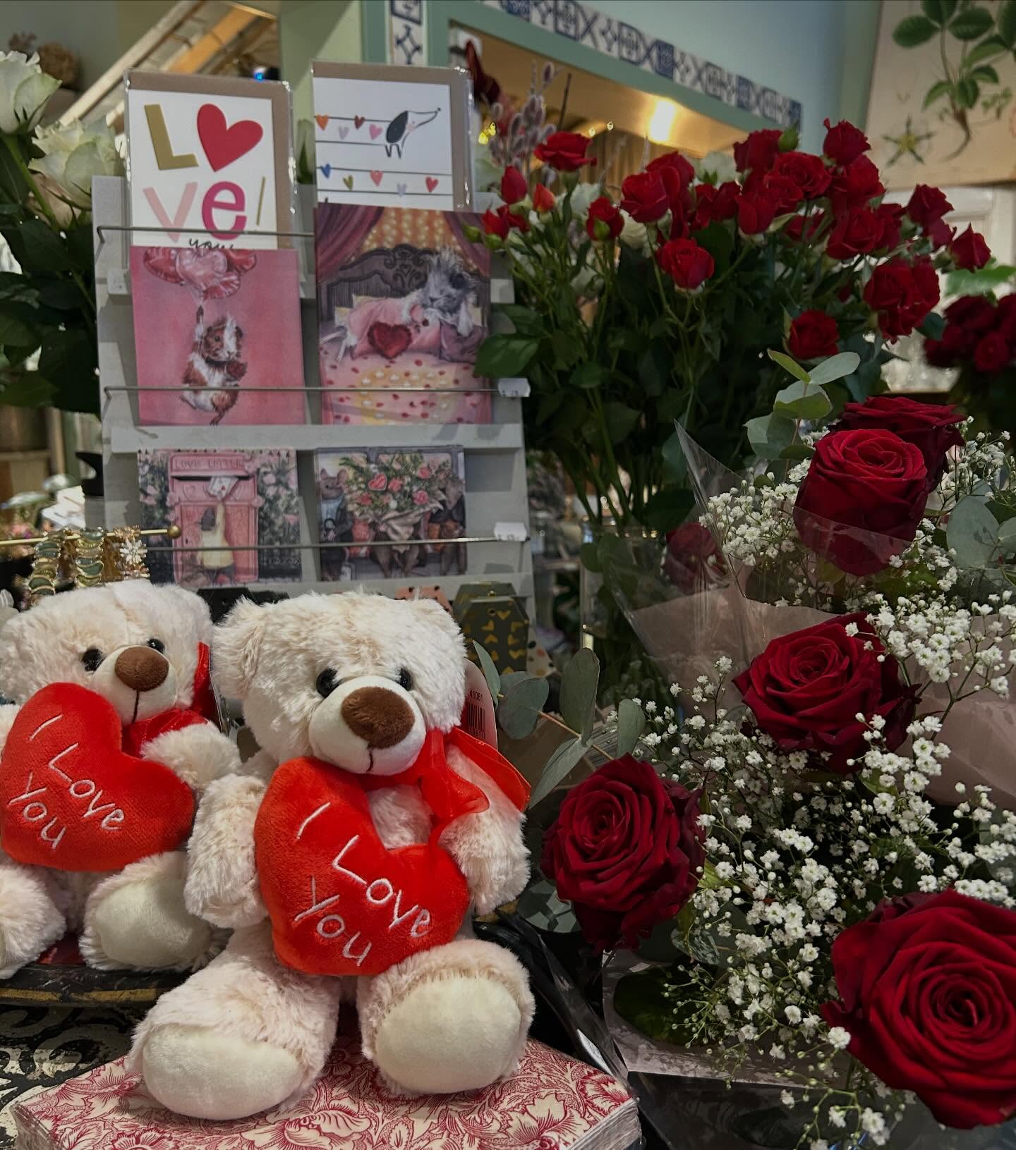 Vilken fredag! Så härligt att se er sprida så mycket kärlek med blommor 🌹👏🥰
Nu laddar vi om och fyller upp med lite till inför imorgon!
Välkommen att köpa din kärleksbukett hos oss!
Litet som stort 🌹💌
14/2: 10-16
15/2: 11-15