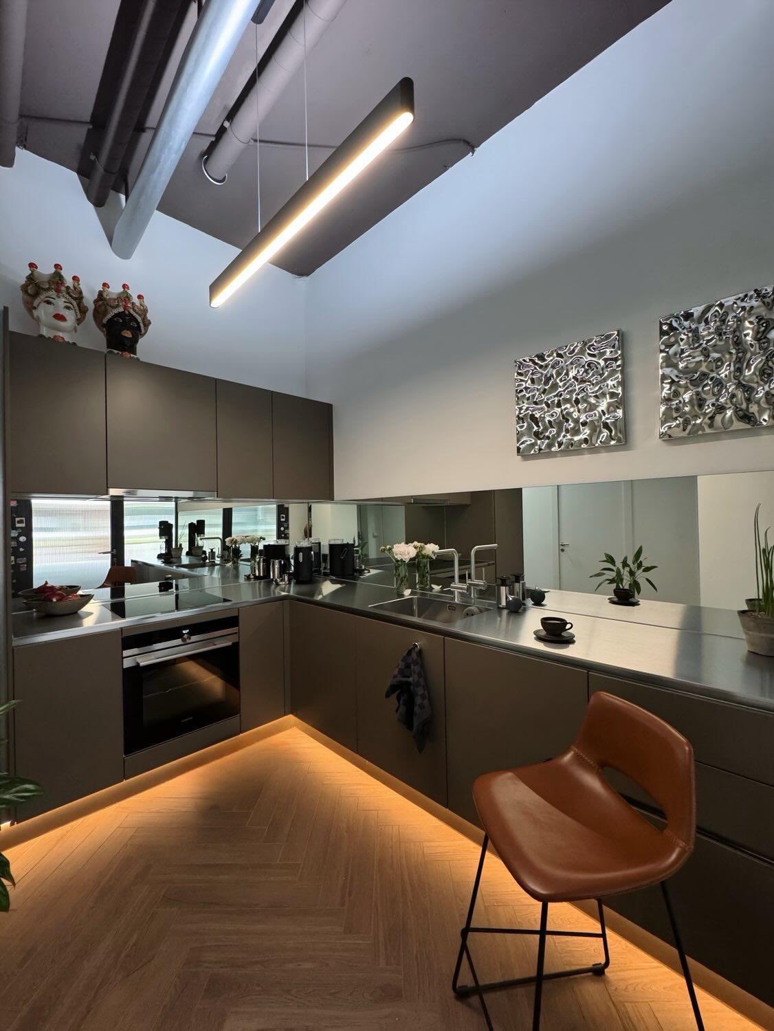 Die Küche im Loft: offen, praktisch und stilvoll…
Grifflose Küche mit CNS-Abdeckung & Spiegelrückwand, liebevoll eingerichtet & dekoriert in perfekter Harmonie 🪞
#Loftküche #küchemitstiel #Grifflosküche
@suterinox / @paradisa_gmbh / @siemenshomech / @kobler_baumanagement / @haecker_kuechen
Fotos & Deko: @loftlines.zh - Interior & Design