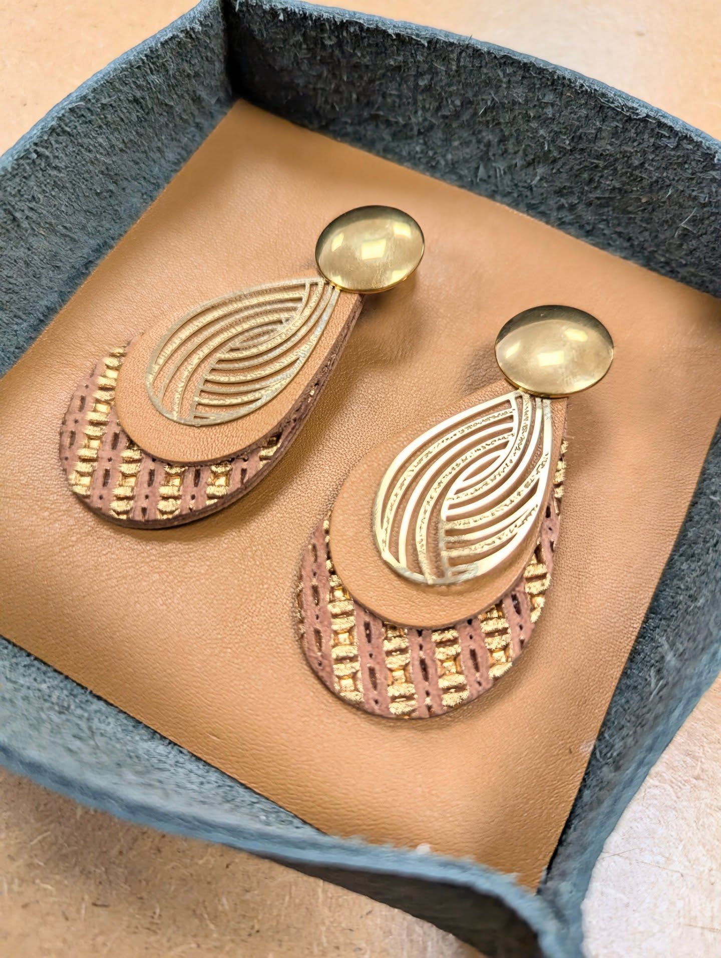 ✨Enfin quelques photos des ateliers de janvier...✨
Des bijoux, des bijoux et encore des bijoux.
Cet atelier, je l’aime beaucoup, même s’il s’éloigne un peu de la maroquinerie.
C’est l'atelier créatif par excellence! De chutes de cuir vous repartez avec des créations magnifiques qui vous ressemblent...
À chaque fois, je suis touchée par la fabrication de vos jolies boucles d'oreilles et bracelets...
Des échanges, des rires, du temps partagé.
tout simplement 🤍
Et toi, es-tu plutôt bracelet, boucles d'oreilles ou les 2 ? Dites moi tout en commentaire
Bonne soirée
Marion
#bouclesdoreillescuir
#braceletscuir
#atelierentrecopines