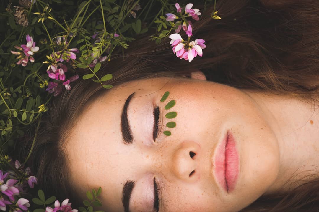 For all the women out there , this post is for you🧚♀️
After 30 years old we all start to feel our skin changing. On me , i started to see the little wrinkles appearing that were never there before, they are not so bad, showing how much i grow and honestly i like them. However i undertood that i need to take good care of my skin because it will not stay young forever.
I was always told to put a good moisturizing face cream , but today i know that its not the only solution.
The best way to nourish and keep my face skin young is by:
1. Drinking a lot of water ! Always carry a water bottle with me and drinking as much as possible and more.
2. Wash my face every night with a gentle face wash.
3. Use face serum (from natural ingredients only)
4. Use face cream/ sun block (natural ingredients only)
A bit more than a year ago i begun studying about the effects of CBD on the skin, i tried it on myself, my family and friends , and the results spoke for themselves.
I'll explain shortly that the CBD (derived from hemp) has inflammatory and antioxidant properties.
Since there are receptors of cannabinoids on our first layer of the skin (the epidermis) the CBD absorbs easily to the blood , nourishes the skin and makes it more flexible so it reduces the chance of wrinkles.
With the combination of the CBD, primerose and pomegranate seeds oil and more wonderful oils that are in the serum. All together it creates a wonderful smooth feeling of the skin.
I invite you to try and enjoy , but be careful its addictive. ❤🌺❤