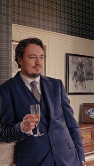 Le film de mariage ne raconte pas seulement la mariée. 📹
Jean se prépare pour la cérémonie, entouré de ses amis les plus proches et de ses parents.
Entre rires, tension discrète et regards complices, les préparatifs du marié sont tout aussi intenses. 🤜🏼
En tant que vidéaste de mariage, je tiens à raconter chaque histoire dans son ensemble — ces instants bruts, masculins, sincères, qui font partie intégrante du film de mariage.
#preparatifsdumariage
#mariage #wedding
weddingfilmfrance