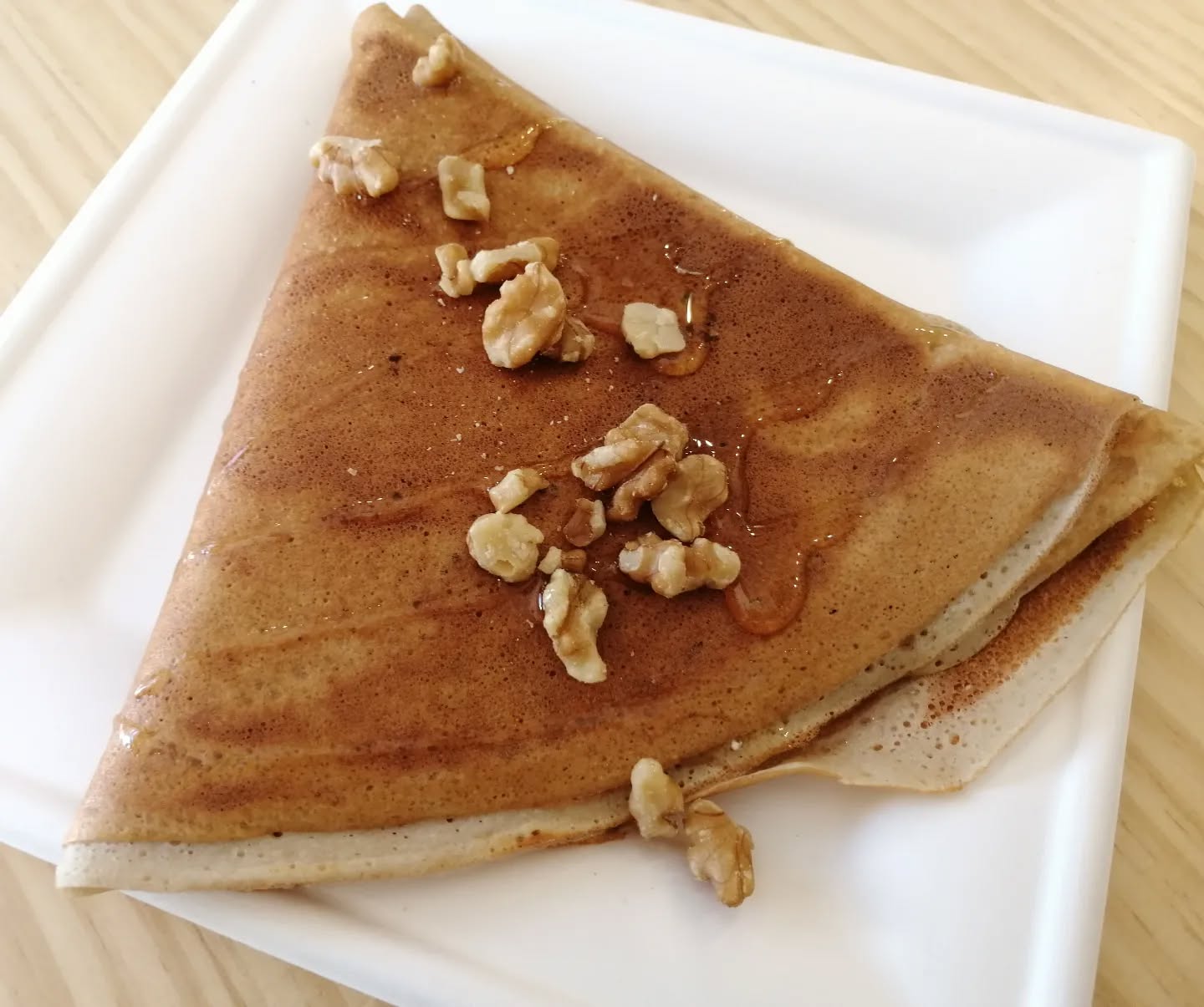 Crêpe vegana de harina de sarraceno, con pepitas de chocolate negro, nueces y sirope de agave. ¡Todo un éxito! 😋
#restaurantestoledo #takeawaytoledo #breakfasttoledo #gastronomiatoledo #crepestoledo #desayunartoledo #comerentoledo #singlutentoledo
#brunchtoledo
#veganotoledo