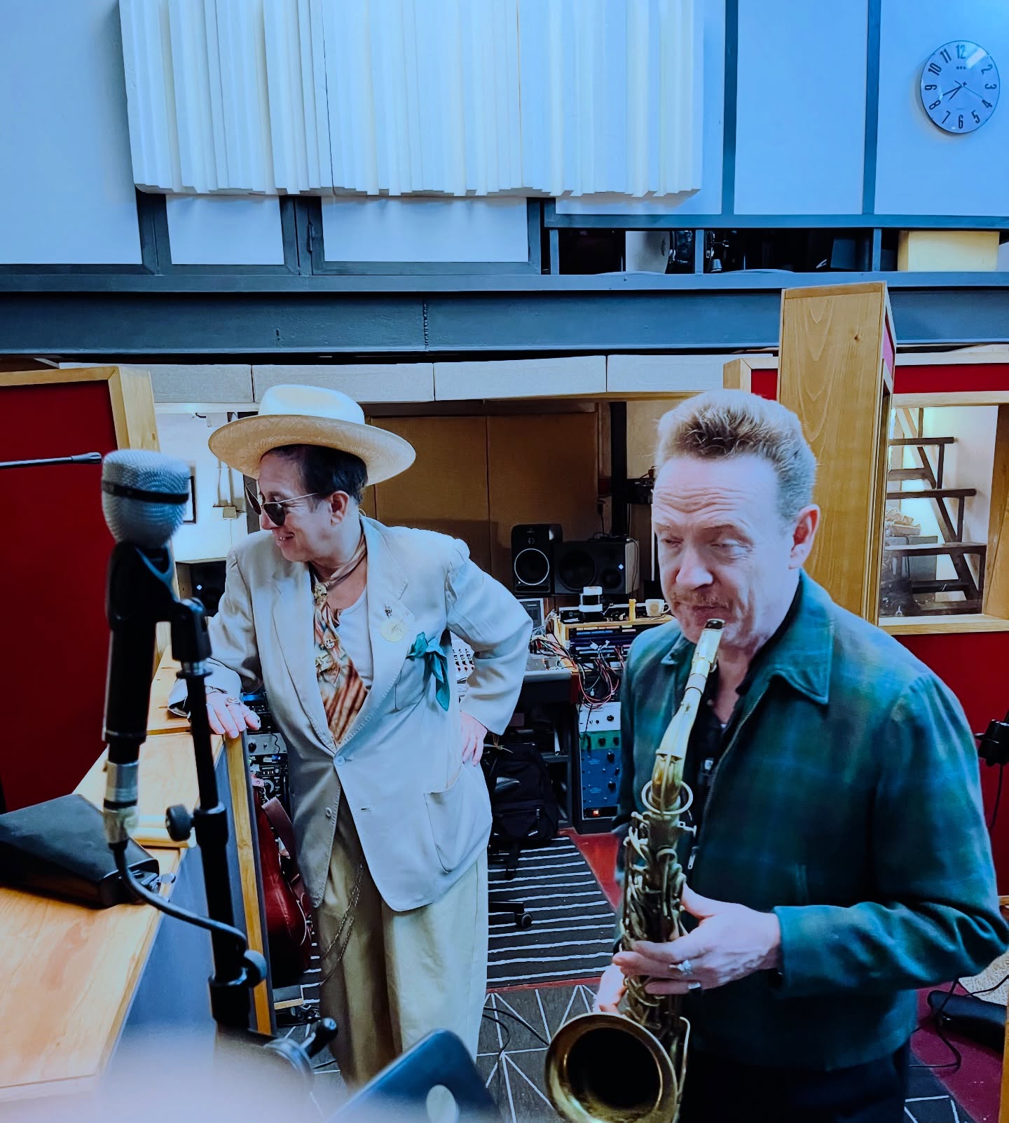 Mambo Jambo, junto a Natty Congeroo y Barrence Whitfield, pasaron por el estudio para registrar un single que publicará Sleazy Records. Un tema con el toque latino tan cercano a Natty y otra con mucho r&b para Barrence.
Un placer volver a tener en el estudio a músicos de la talla de Dani Ne-lo y el resto de los Mambo Jambo. @losmambojambo @daninellosax @nattycongeroo @barrencewhitfield @sleazyrecords #rockinracejamboree #recordingstudios