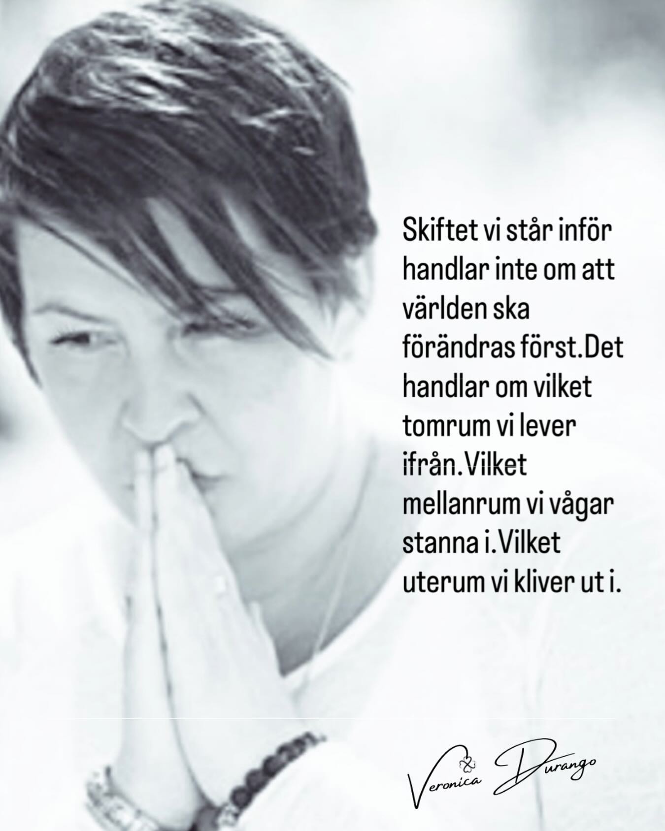 💫 DET FINNS TVÅ AV ALLT.
Två tomrum.
Två mellanrum.
Två uterum.
Ett tomrum som uppstår när vi förlorar kontakten med oss själva.
Där nervsystemet går in i avstängdhet, där kroppen stänger ner för att orka överleva.
Ett tomrum som bär sorg, separation och frånvaro.
Och ett annat tomrum.
Det levande tomrummet. Stillheten där varandet bor. Där inget saknas, utan där allt får vila.
Ett tomrum som inte är brist utan potential.
Det finns två mellanrum.
Ett mellanrum fyllt av spänning, rädsla och väntan.
Där människan håller andan mellan det som varit och det som kan komma.
Och ett annat mellanrum.
Det kreativa mellanrummet. Där transformation sker. Där gamla strukturer löses upp och nya kan födas fram utan att tvingas.
Det finns två uterum.
Ett där vi möter världen från skydd, rustning och försvar. Där vi projicerar våra sår och läser hot även där inget hot finns.
Och ett annat uterum.
Där vi går ut i världen med ett reglerat nervsystem, med klar blick och öppen närvaro.
Där vi kan vara i kontakt utan att förlora oss själva.
Skiftet vi står inför handlar inte om att världen ska förändras först. Det handlar om vilket tomrum vi lever ifrån. Vilket mellanrum vi vågar stanna i.
Vilket uterum vi kliver ut i.
När vi landar in i varandet blir tomrummet inte längre skrämmande. Mellanrummet blir inte längre hotfullt. Uterummet blir inte längre en kampzon.
Det blir en plats för möte.
Och det är där skiftet börjar.
Inte i reaktion, utan i den inre grundade närvaron.
💬 Vilket av dessa rum befinner du dig ?❤️🤝
#shift