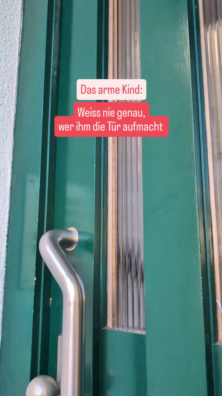 Das Kind, dass eines meiner Kinder jeden Morgen abholt, weiss nie wer ihm die Tür aufmacht. Die gut gelaunte Anne, die ihn mit "Schön, dass du da bist" ins Haus bittet oder die super gestresste Anne, die ihn genervt im Treppenhaus platziert...
Hi 👋🏻 ich bin Anne und habe @bettermut.beratung gegründet, weil die Ermutigung mein Herzensthema ist. Ich unterstütze Eltern dabei, sich selbst und ihre Kinder zu ermutigen. Damit wir immer mehr so sind, wie wir sein wollen.
Folge mir für ganz viel Ermutigung für deinen Familienalltag.
PS: Humor ist eine ermutigende Beziehungsqualität und rettet mich oft, sehr oft.
#momlife #elternsein #aufaugenhöhemitkindern #bettermut
