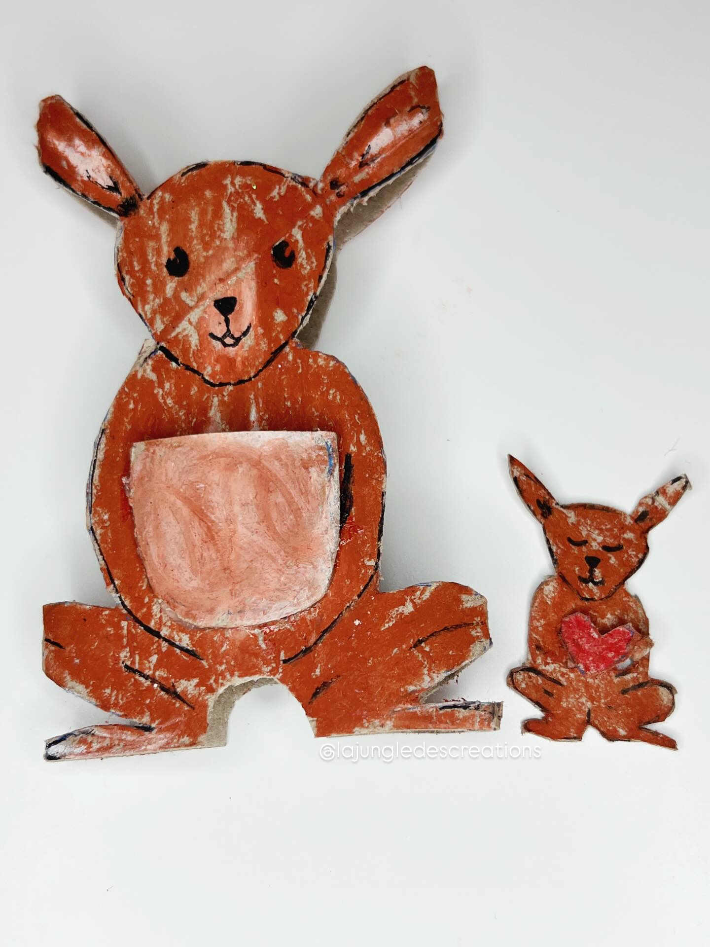 🇬🇧 Kangaroo and Baby – Valentine’s Day Craft
This simple and meaningful activity is made from recycled tp rolls ♻️ and is a great way to talk to kids about parent-child love.
Draw, cut and colour, then put the baby into the pouch. Such a sweet, cosy, creative moment!
The kids absolutely loved it!
You will need: cardboard rolls, pastels or crayons, a black Posca marker, glue and scissors.
✨Want to try it at home?
Find the step-by-step tutorial on my website – link in bio.
—
🇫🇷 Kangourou & bébé – spécial Saint-Valentin
Une activité toute simple à partir de rouleaux de papier toilette ♻️ pour parler d’amour parent-enfant avec les enfants.
Dessiner, découper, colorier… puis glisser le bébé dans sa poche. Un petit moment créatif plein de douceur.
Les enfants ont adoré !
Matériel : rouleaux en carton, pastels, Posca noir, colle, ciseaux.
✨ Tu veux le faire à la maison ?
Retrouve toutes les étapes détaillées sur mon site → lien en bio
—
Valentines Day Craft | Recycled Craft | Parent-Child Love | Toilet Paper Roll Craft | Activités Manuelles | Amour Parent-Enfant | Barn Pyssel | Återbrukspyssel
—
#recycledcrafts #tprollcrafts #valentinescrafts #funbudgetplay #inspiretheirearlyyears