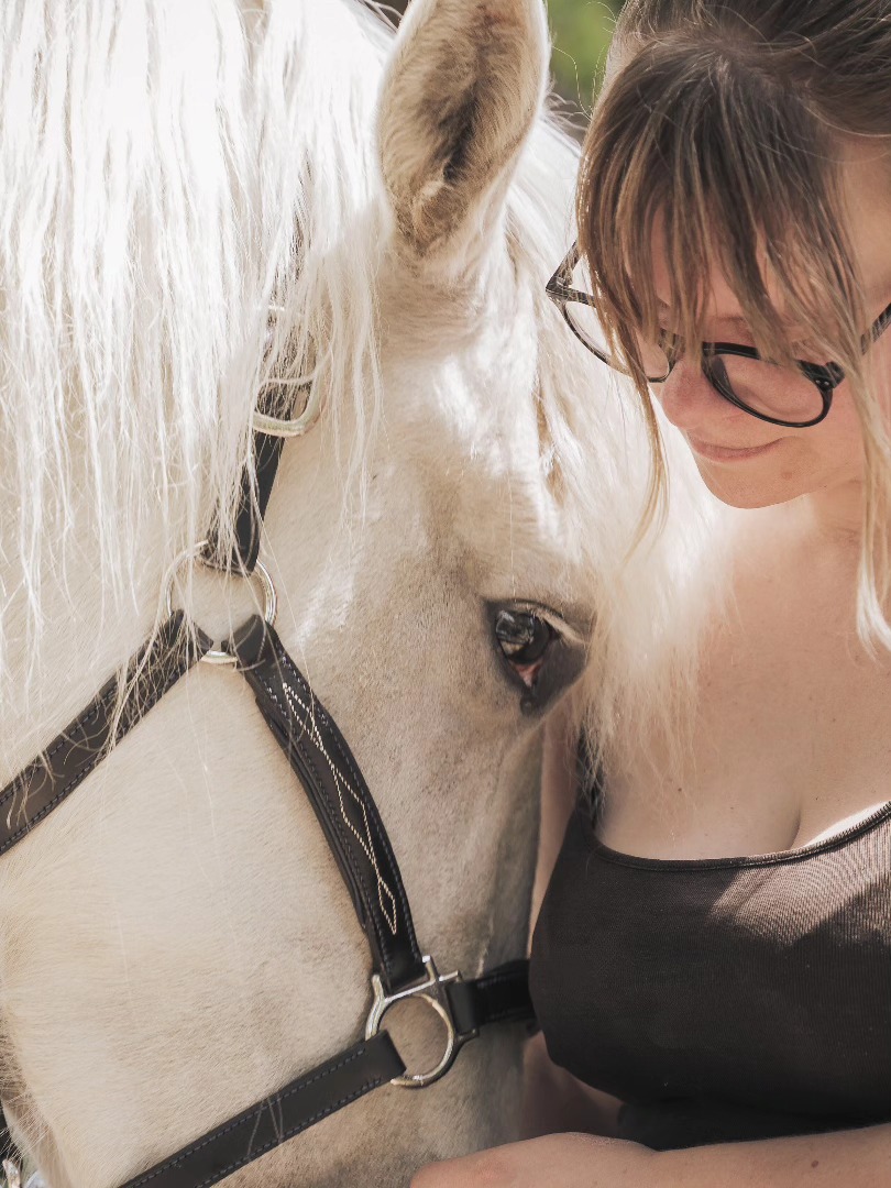 🐴💞 Complicité & Douceur 💞🐴
Il y a des regards qui en disent long…
Ce lien unique, tissé jour après jour avec respect, confiance et bienveillance.
Sur cette photo, je partage un instant suspendu avec Héra, ma jument camargue, ma précieuse complice et une des muse de l’atelier.
C’est ce genre de moments qui m’inspirent dans mon métier : créer du matériel sur-mesure, pensé pour le confort du cheval et la sérénité du cavalier.
📸 Ce cliché, baigné de lumière et de tendresse, reflète parfaitement l’esprit de L’Atelier du Haras.
✨ Licol fait main, 100 % cuir, entièrement réalisé par mes soins à l’atelier.
#latelierduharas #SellierHarnacheur #ComplicitéChevalCavalier #ArtisanatFrançais #MatérielÉquin #CuirFaitMain #JumentCamargue #Héra #ÉmotionÉquine