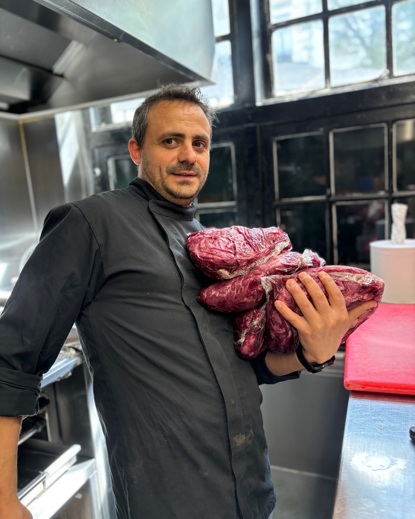 🔥 Meet Spyros onze chef bij Gauchos Utrecht.
De man achter jouw perfect gesneden steak.
Bij Gauchos snijden we al onze steaks vers op maat. Van een mooie 180 gram tot een indrukwekkende 1 kilo steak om samen te delen, volledig afgestemd op jouw wensen.
Spyros weet precies wat een goede steak nodig heeft.
En eerlijk is eerlijk… soms is het tillen van het vlees al een work-out voordat de service begint. 😉
Goed Argentijns rundvlees heeft weinig nodig.
De juiste snede, de juiste bereiding en respect voor het product maken het verschil. Dat is waar onze keuken voor staat.
🥩 Vers gesneden
🔥 Perfect gegrild
🇦🇷 Pure smaak van de grill
Kom jij binnenkort proeven?
#gauchosutrecht #steaklover #argentijnsvlees #fromthegrill #utrechteten