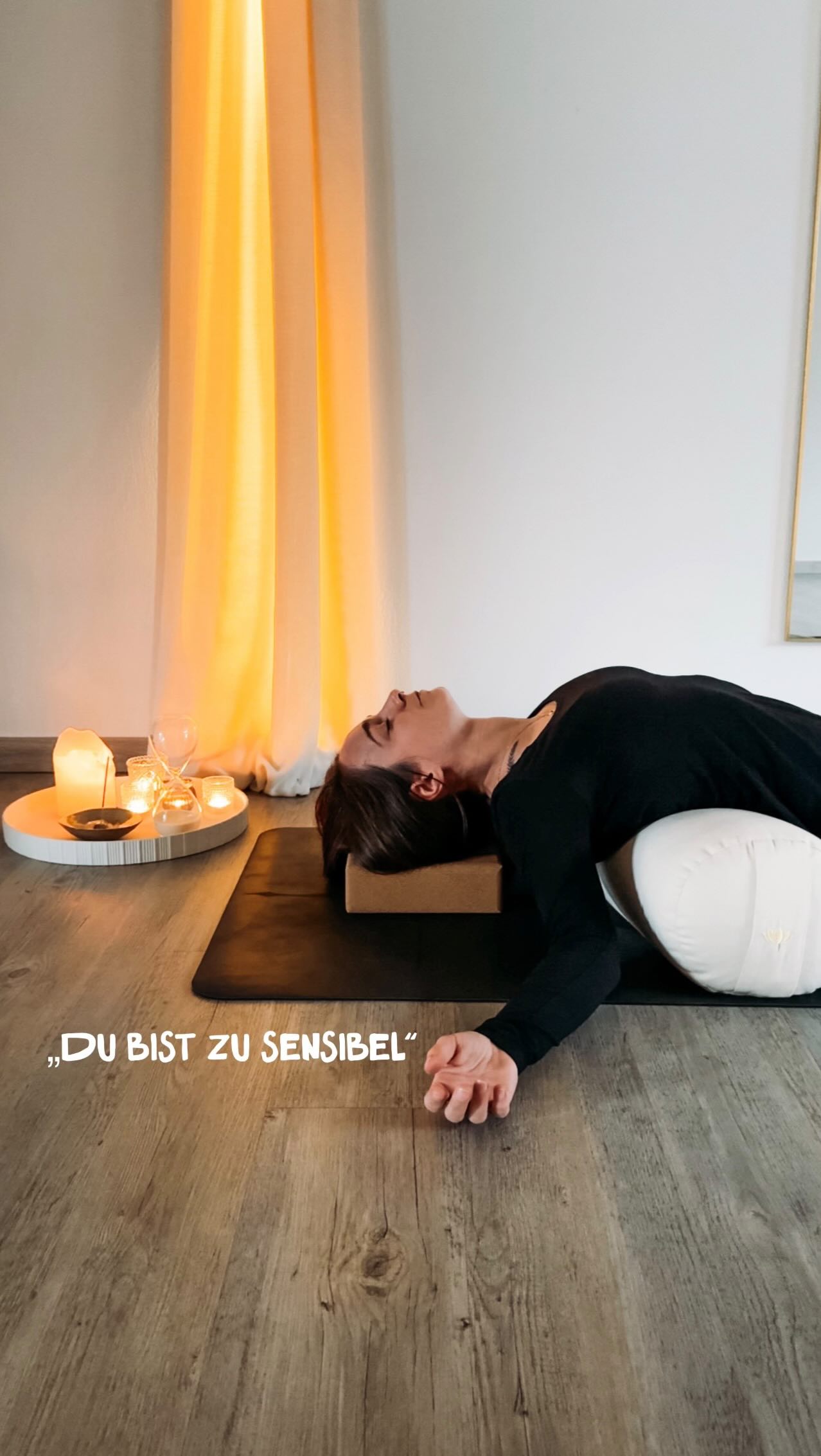 „Früher dachte ich, meine Sensibilität sei eine Schwäche.
Heute weiß ich…“
…sie war nie das Problem.
Die Welt war es, die mir immer wieder sagte:
Du bist zu empfindlich. Zu nah am Wasser gebaut. Zu viel.
Und irgendwann wurde daraus ein leiser Gedanke in mir:
Vielleicht bin ich falsch.
Ja, ich fühle viel.
Druck, Stress, unausgesprochene Spannungen –
mein System reagiert schnell.
Manchmal mit Tränen.
Nicht, weil ich schwach bin,
sondern weil mein Körper ehrlich ist, wenn es zu viel wird.
Und ja, das kann für mich in unangenehmen Situationen herausfordernd sein.
Aber genau dieses Fühlen ist meine größte Stärke.
Wenn Menschen zu mir kommen.
Wenn sie mir ihre Geschichten anvertrauen.
Ihre Zweifel. Ihre Schmerzen. Das, wofür sie kaum Worte finden.
Ich sehe hin, wo andere wegschauen.
Ich spreche aus, was andere nur erahnen.
Ich halte Räume, in denen sich niemand erklären muss.
Ich verstehe das, womit sich so viele allein fühlen.
Heute passe ich mich nicht mehr dem Leben an.
Ich gestalte es so, dass ich darin Platz habe.
Mit meinen Grenzen.
Meinen Bedürfnissen.
Meiner Wahrheit.
Ich sehe, fühle und liebe dort,
wo andere abgestumpft sind.
Ich begegne mit Empathie,
wo andere mit Vorwürfen, Wut oder Angst reagieren –
oft, weil sie sich selbst nicht fühlen.
Ich bewerte nicht.
Ich öffne.
Und genau das möchte ich weitergeben:
Dass viel fühlen kein Fehler ist.
Dass Gefühle nicht falsch sind.
Nicht zu viel. Nicht zu leise. Nicht zu intensiv.
Jedes Gefühl ist erlaubt.
Und Sensibilität ist kein Makel –
sie ist eine tiefe Form von Weisheit.
@denise.madeleine.mueller
YIN YOGA
SENSITIVITÄT
FEINFÜHLIGKEIT
EMPATHIE
GEFÜHLE
VIEL FÜHLEN