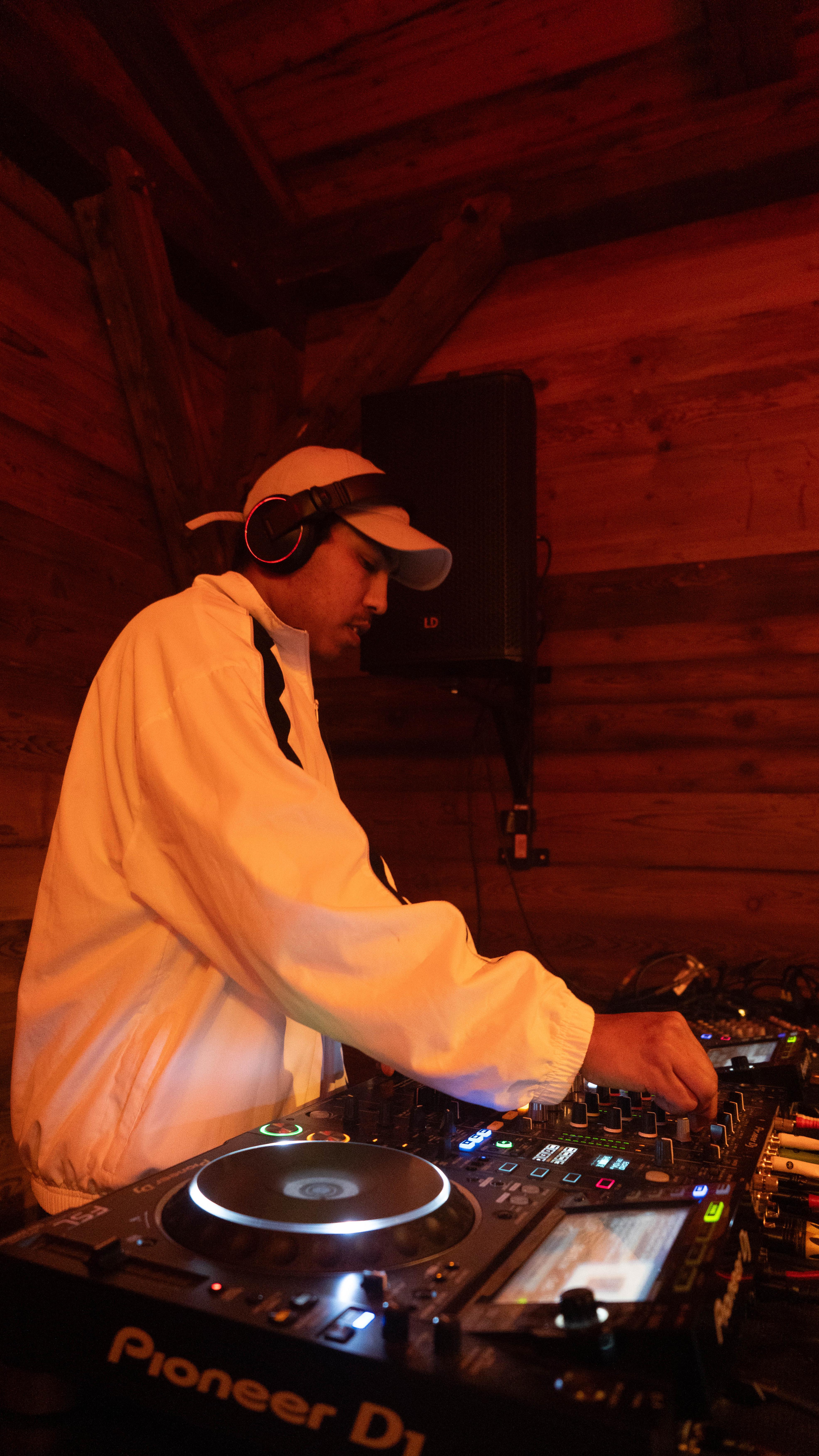 Hits, Hits, Hits 🎶
Wer hat Bock, vor den Feiertagen noch einmal richtig feiern zu gehen!? 🕺 Heute, morgen und am Samstag finden die letzten DJ-Abende in der Slalombar mit Hits aus den 80er, 90er und 00er Jahren statt! 🪩
#winterthurerwintermarkt #weihnachtsmarkt #christmas