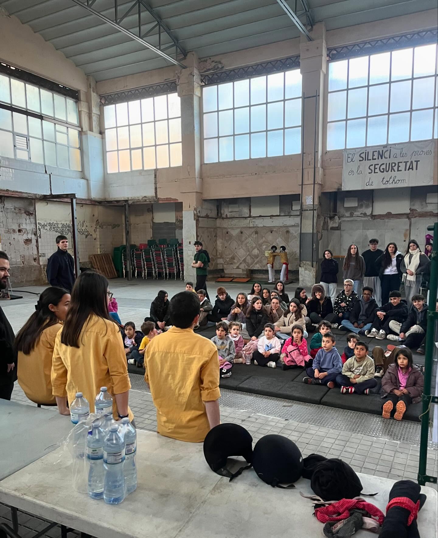Bon dia Xiruuuus!☀️☀️
Aquest dissabte…
🧡💛 Els petits i els súpers vam anar al local de la colla micaco a fer un taller de castellers! Va ser xulíssim, vam fer d’anxeneta, pinya i vam poder saber com funcionava el món casteller✨✨! Vam marxar encantats d’haver pogut viure aquesta experiència tant divertida! Moltes gràcies castellers @collamicaco !❤️⭐️☀️
💜 Els mp’s vam fer un scaperoom preparat pel nostre estimat cavaller del Xirus🧭🗺️🛡️! Vam estar escalfant motors per tenir moltes i moltes ganes d’anar de campaments a l’estiu!☀️✨👣
💚 Els Mg’s vam fer una activitat per treballar el bullying, va ser molt positiu i vam fer molt bones reflexions✨! Al acabar vam fer colles per parlar del funcionament del grup.🫂🫶🏻👣
💙 Els grans hem fet una activitat de reflexió per parlar sobre la importància de l’esplai i el respecte entre nosaltres. Ha acabat sent un dia molt positiu per tot el grup!🫂🫶🏻❤️🩹
🩷 Els joves hem anat a Barcelona al teatre, gràcies a la cooperativa NUUS hem pogut gaudir de l’obra de teatre “Ni de conya” on interactuaven amb nosaltres durant l’obra, ens ha encantat!!!🫶🏻🎭⭐️
Ens veiem dissabte que ve preparadíssims per gaudir del carnaval Xirus!!🩵🩵🩵🩵👣👣
#dissabtesdesplai