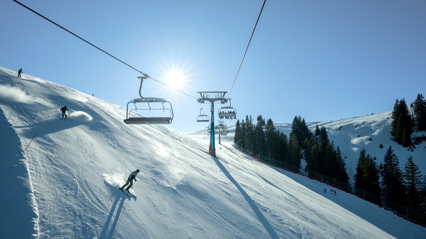 🪧 Revolut × Alpine OOH
A brand built for travel, placed straight into the resort rhythm, simple, clear, and high-visibility.
Consistent presence along high-traffic routes, designed to be seen again and again across the resort week.
Have you seen it out there yet? 🏂