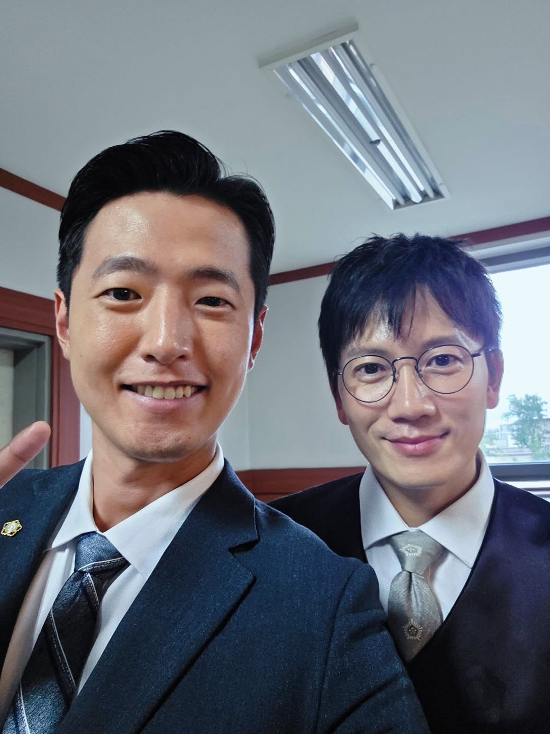 Merci du partage 🙏🏻
@actor_juwon
Tournage 🎬 13/09/2025
J’ai participé aux épisodes 9 et 10 du drama Le Juge Lee Han-young dans le rôle de « l’avocat du camp de Hwang Tae-seong ».
C’était déjà la deuxième fois que je retrouvais le sunbae Ji Sung sur un tournage ! Même si le temps passé ensemble a été court, j’ai été vraiment reconnaissant de pouvoir jouer à ses côtés. >_<!!!!!!!
@justin_jisung @mbcdrama_now @surpassent_official