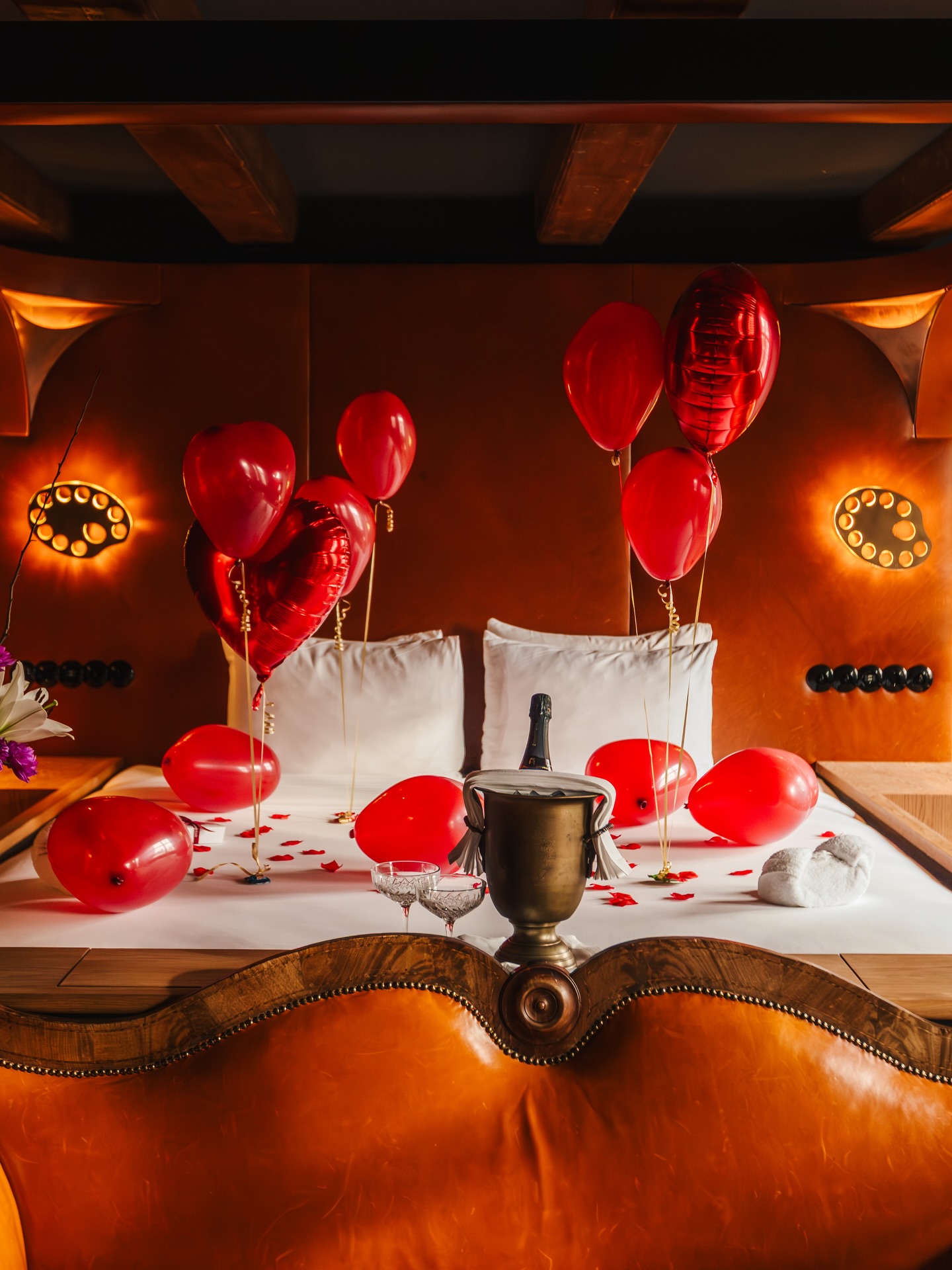 Vandaag draait alles om liefde.
En wij voelen vooral heel veel liefde voor de merken waarvoor we dit mogen maken.
Een kleine greep uit alle Valentijnsbeelden die we dit jaar voor onze klanten hebben geschoten. Elk merk met een eigen verhaal. Eigen energie. Eigen publiek. En toch allemaal verbonden door aandacht, detail en gevoel.
Het blijft bijzonder om achter de schermen mee te bouwen aan momenten die mensen echt raken. Dank aan alle ondernemers die ons hun merk toevertrouwen en samen met ons durven te kiezen voor eigenheid in beeld en verhaal.
Extra veel liefde vandaag. Voor onze klanten. Voor hun gasten. En voor het vak.
Welke visual blijft bij jou hangen?