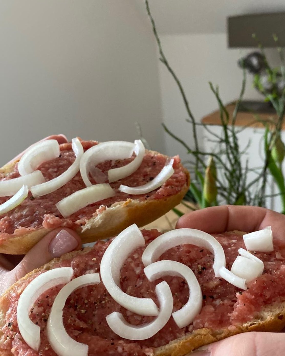 💘 Liebe geht ja bekanntlich durch den Magen: Und was wäre passender als die Tatsache, dass am 14. Februar nicht nur Valentinstag, sondern auch Welt-Mettbrötchen-Tag ist 😄
@ju.li.ad und ich starten diesen Tag - wie schon in den Vorjahren - daher mit einem schönen Mettbrötchen-Frühstück 😉
#liebegehtdurchdenmagen #valentinstag #mettbrötchen #mettbrötchengehtimmer