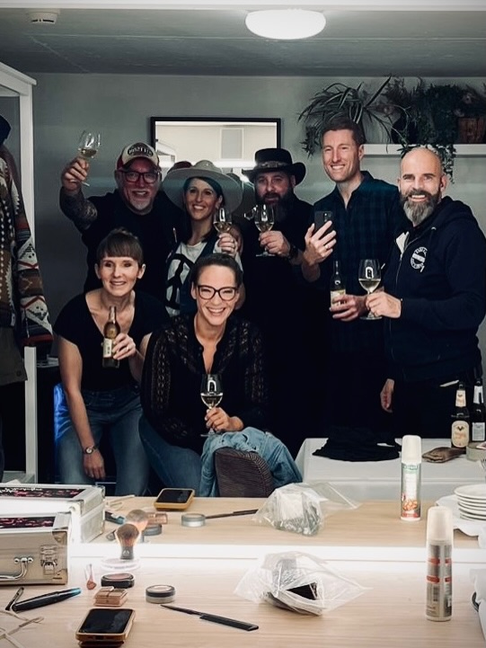 Backstage-Schnappschüsse und Bühnen-Eindrücke vom 40. @albisguetli.country
📸 / 🎥 Bühne: @lonestar.one @radiodriftfm
#lifeisgoodwithrosewood #swissmusic #musicfromswitzerland #americana #country